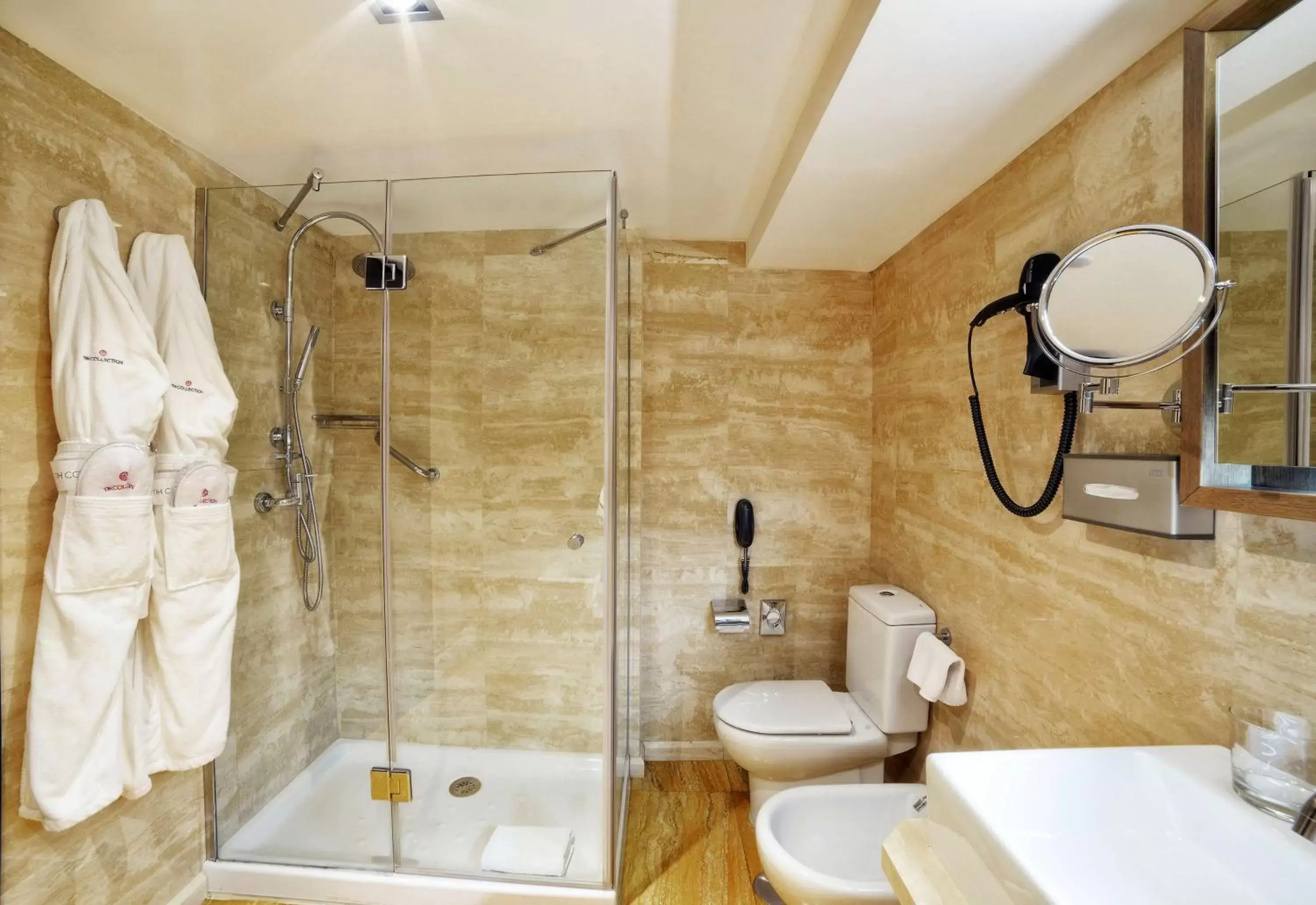 Shower, Bathroom in NH Collection Madrid Palacio de Tepa