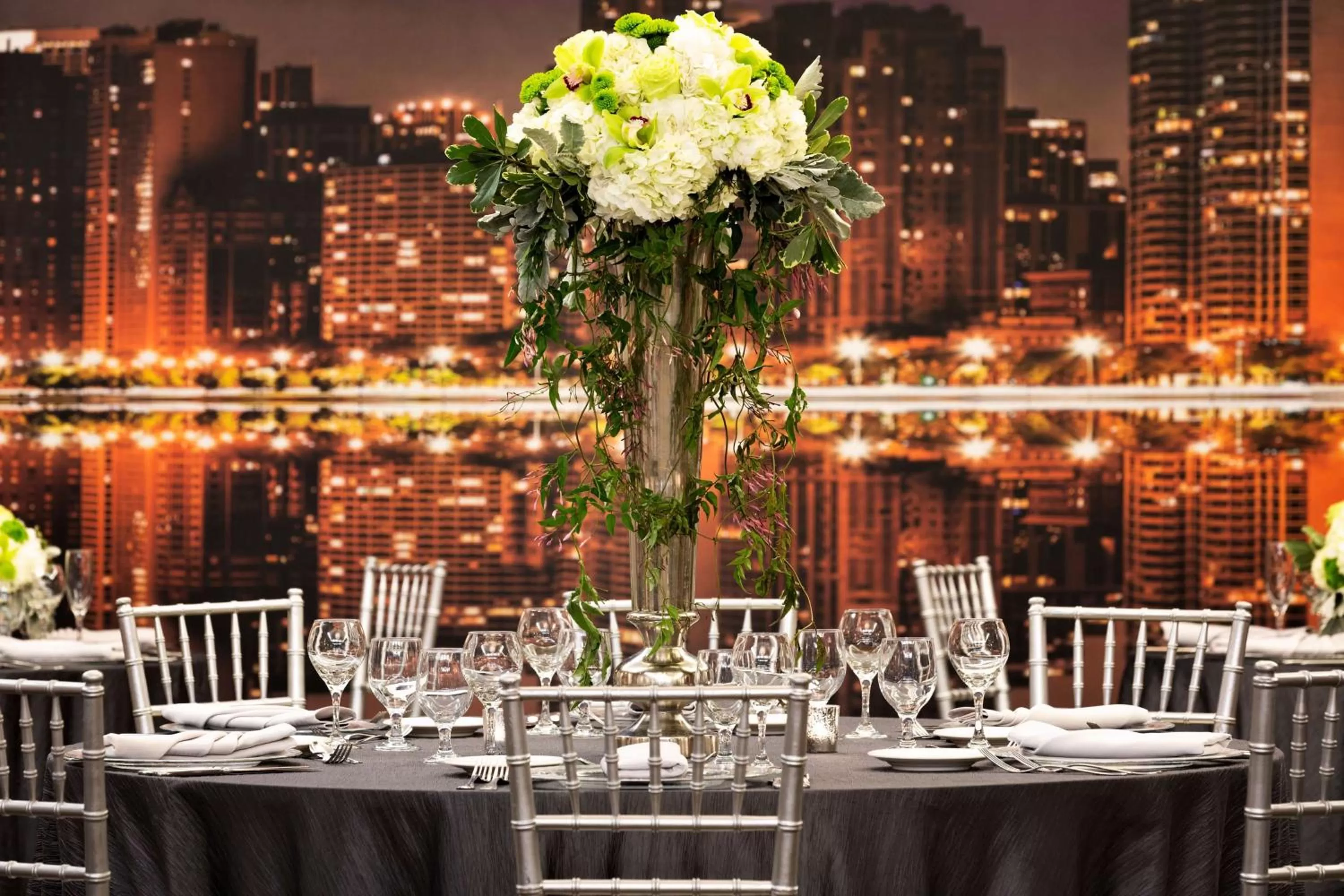 Dining area in Hilton Chicago Magnificent Mile Suites