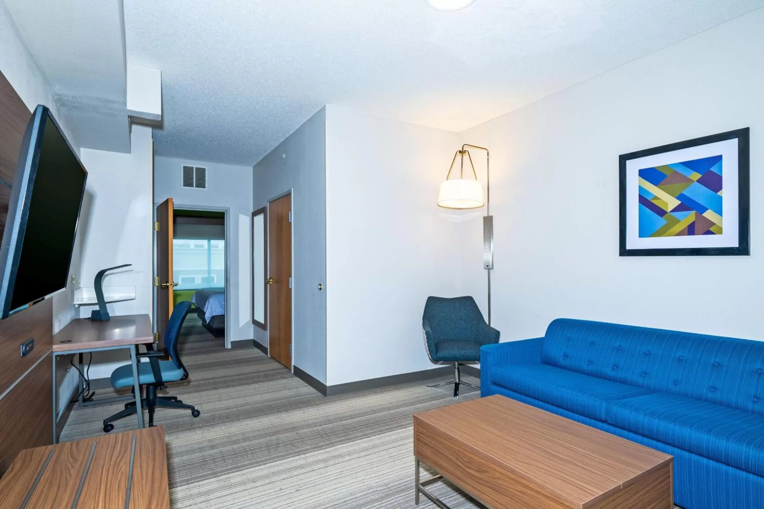 Bedroom, Seating Area in Holiday Inn Express Hotel & Suites Woodbridge, an IHG Hotel