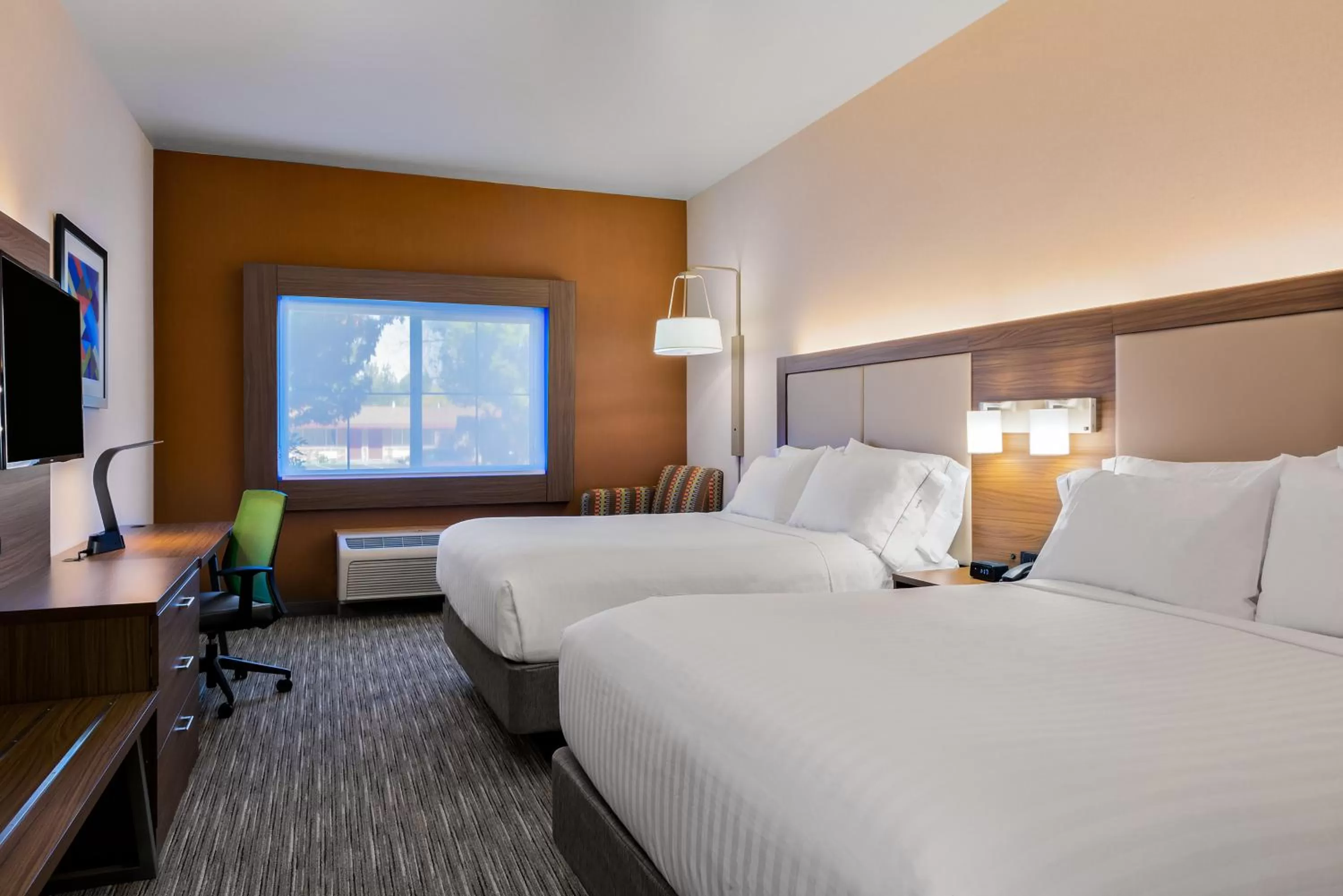 Photo of the whole room, Bed in Holiday Inn Express Hotel & Suites Oroville Southwest by IHG