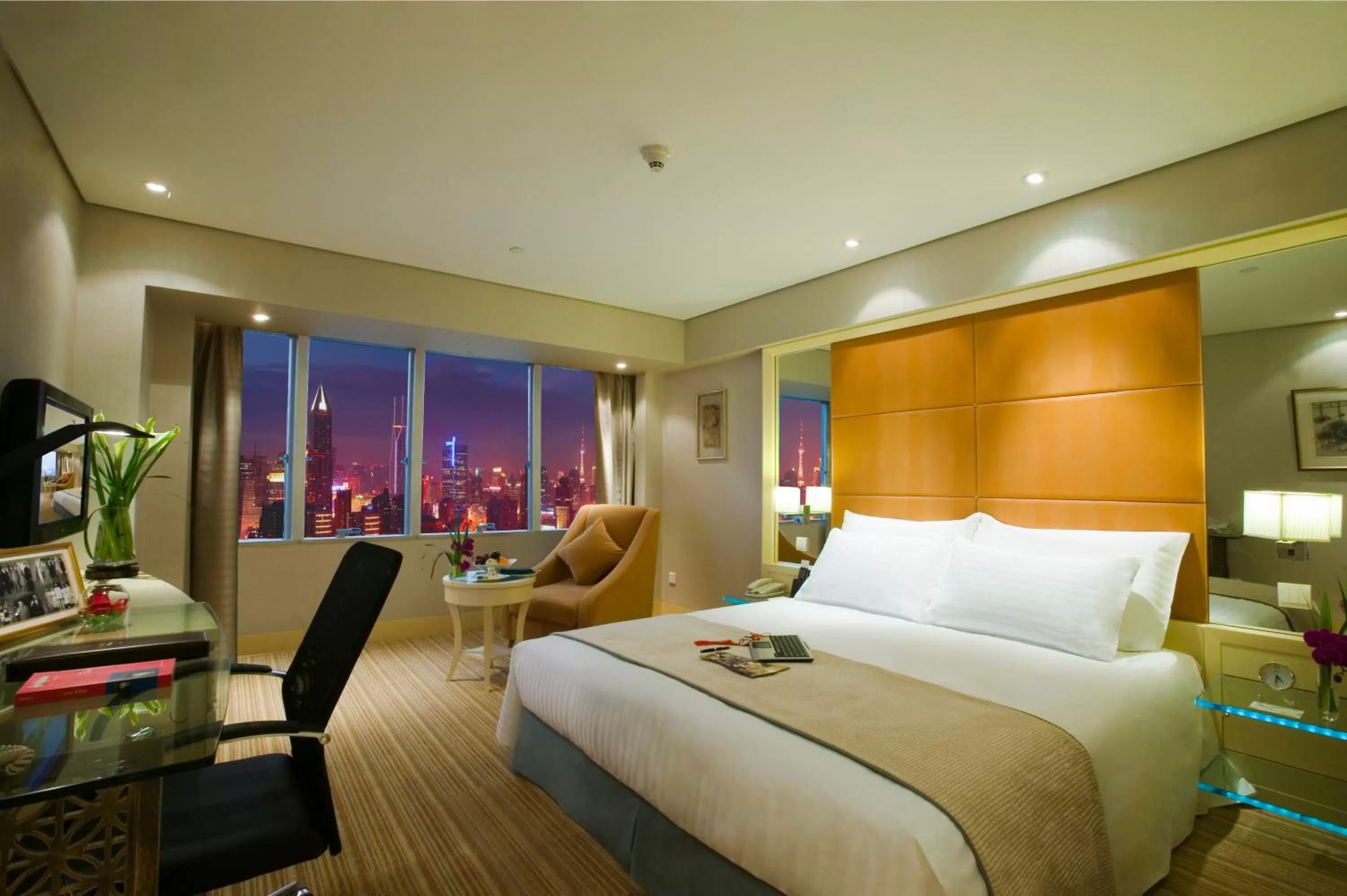 Bedroom, Bed in Jin Jiang Tower