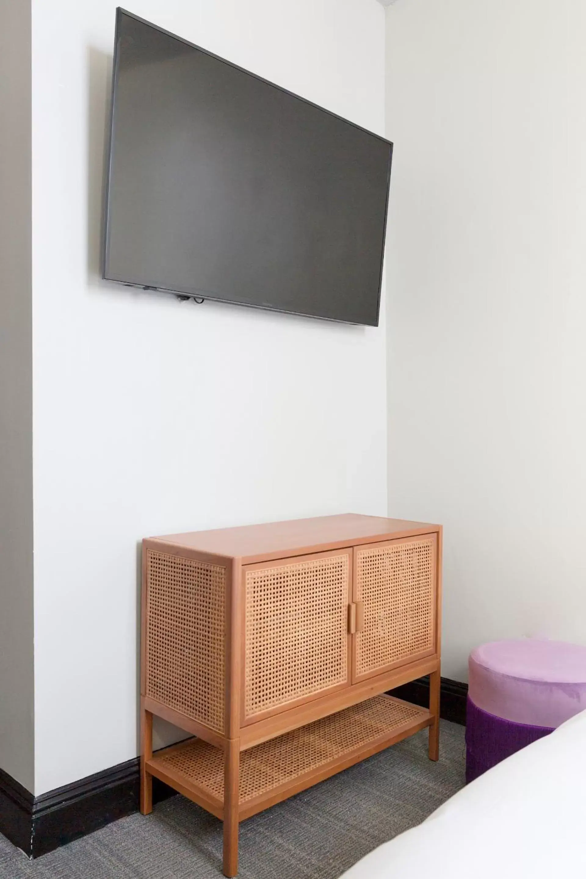 Living room, TV/Entertainment Center in Sonder Hayes Valley