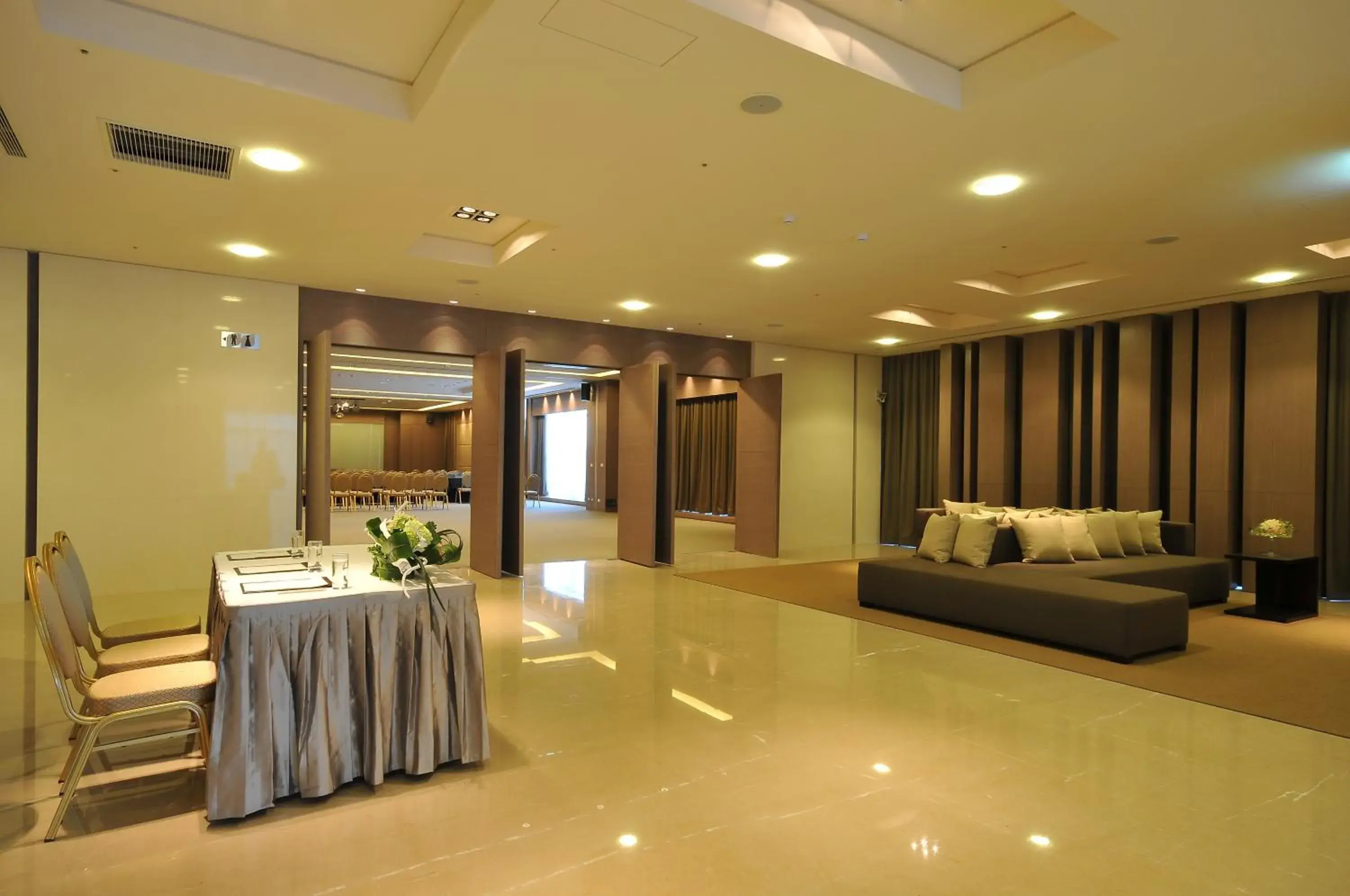 Banquet/Function facilities in Zenda Suites