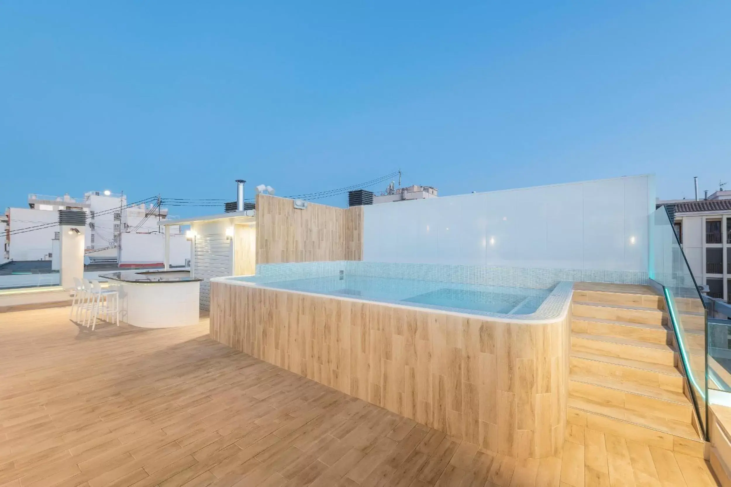 Solarium, Swimming Pool in Odyssey Rooms Alicante