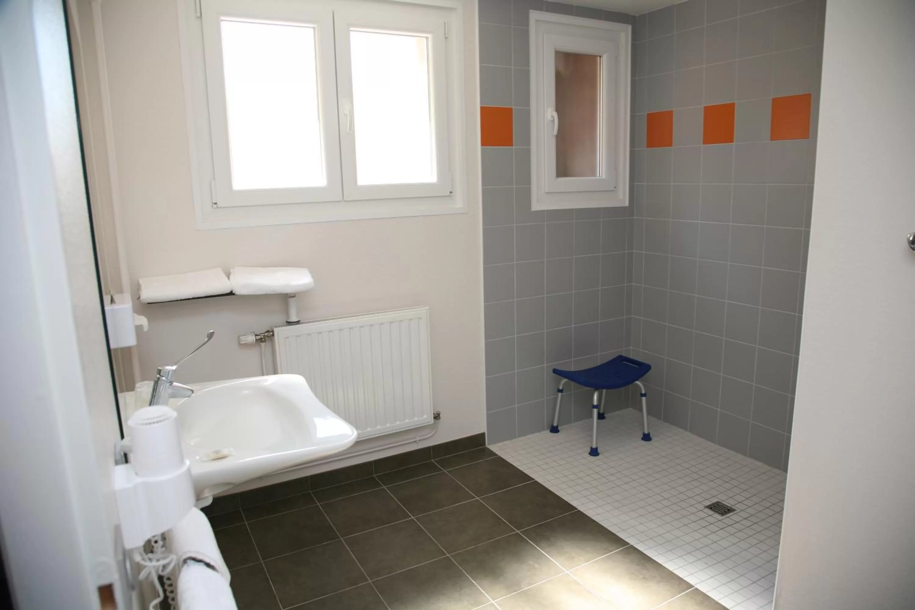 Bathroom in Logis Hôtel- Restaurant La Renaissance