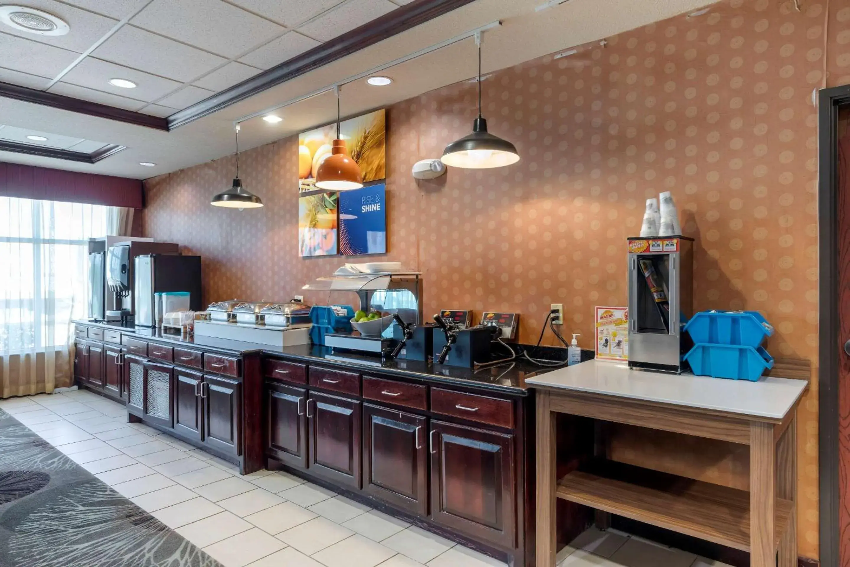 Breakfast, Kitchen/Kitchenette in Comfort Inn & Suites Denison - Lake Texoma