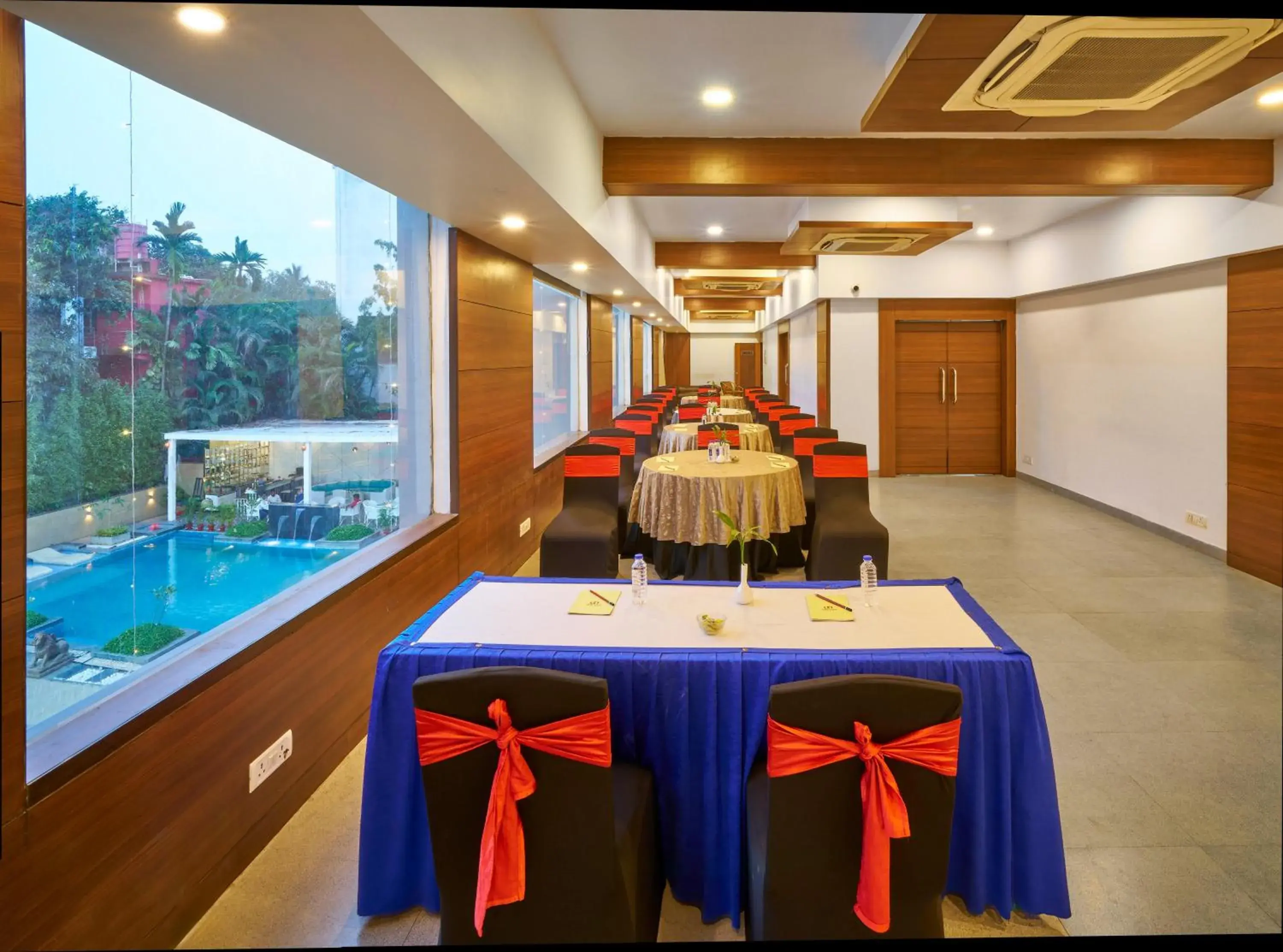 Restaurant/Places to Eat in Hotel Hindusthan International, Bhubaneswar