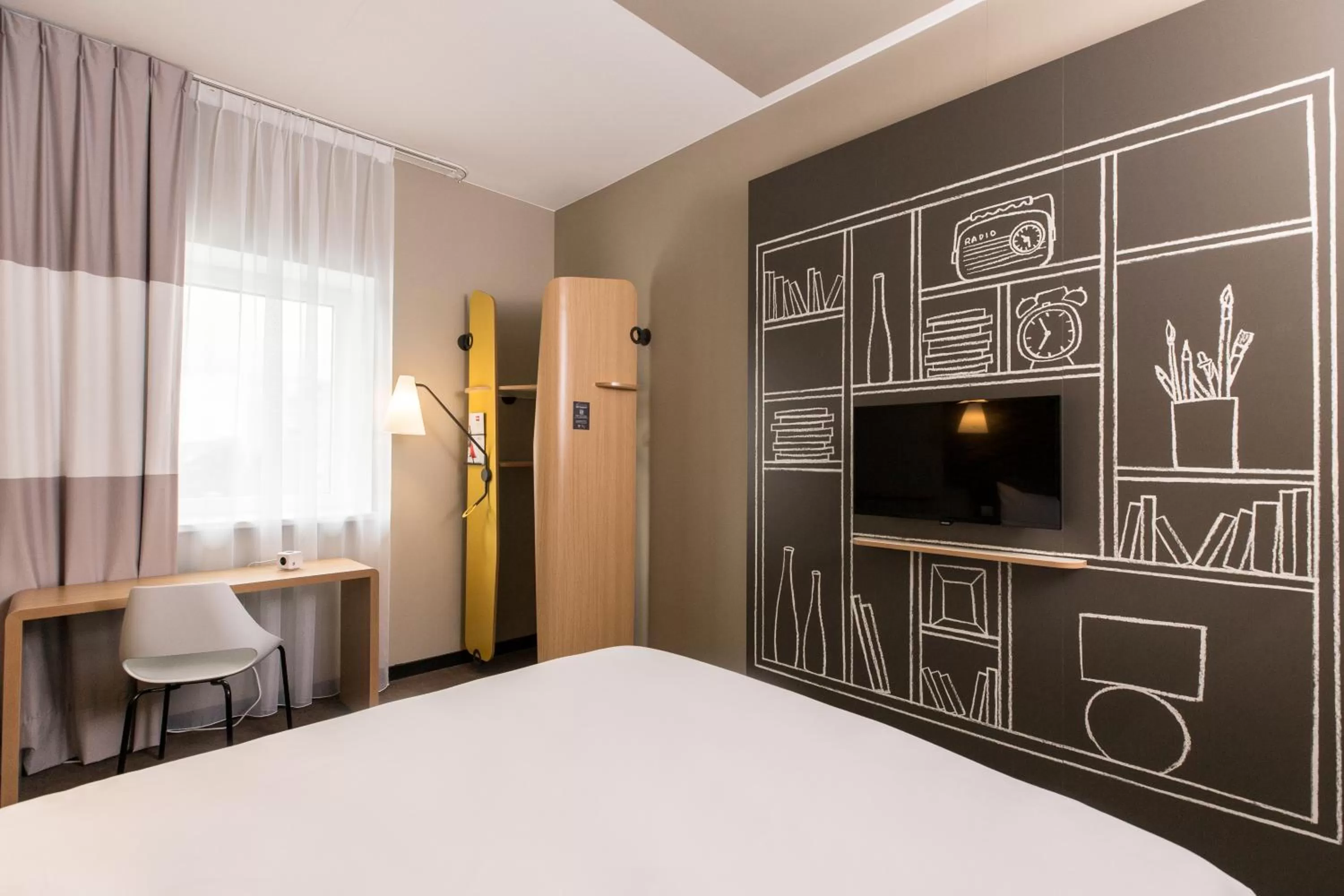 Communal lounge/ TV room, Bed in ibis Vilnius Centre
