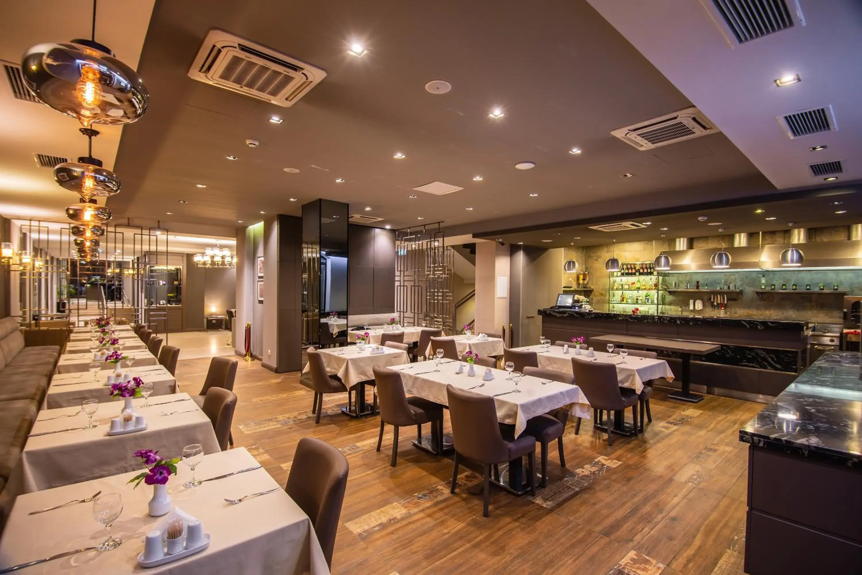 Restaurant/places to eat in City Avenue Hotel Restaurant/places to eat in City Avenue Hotel