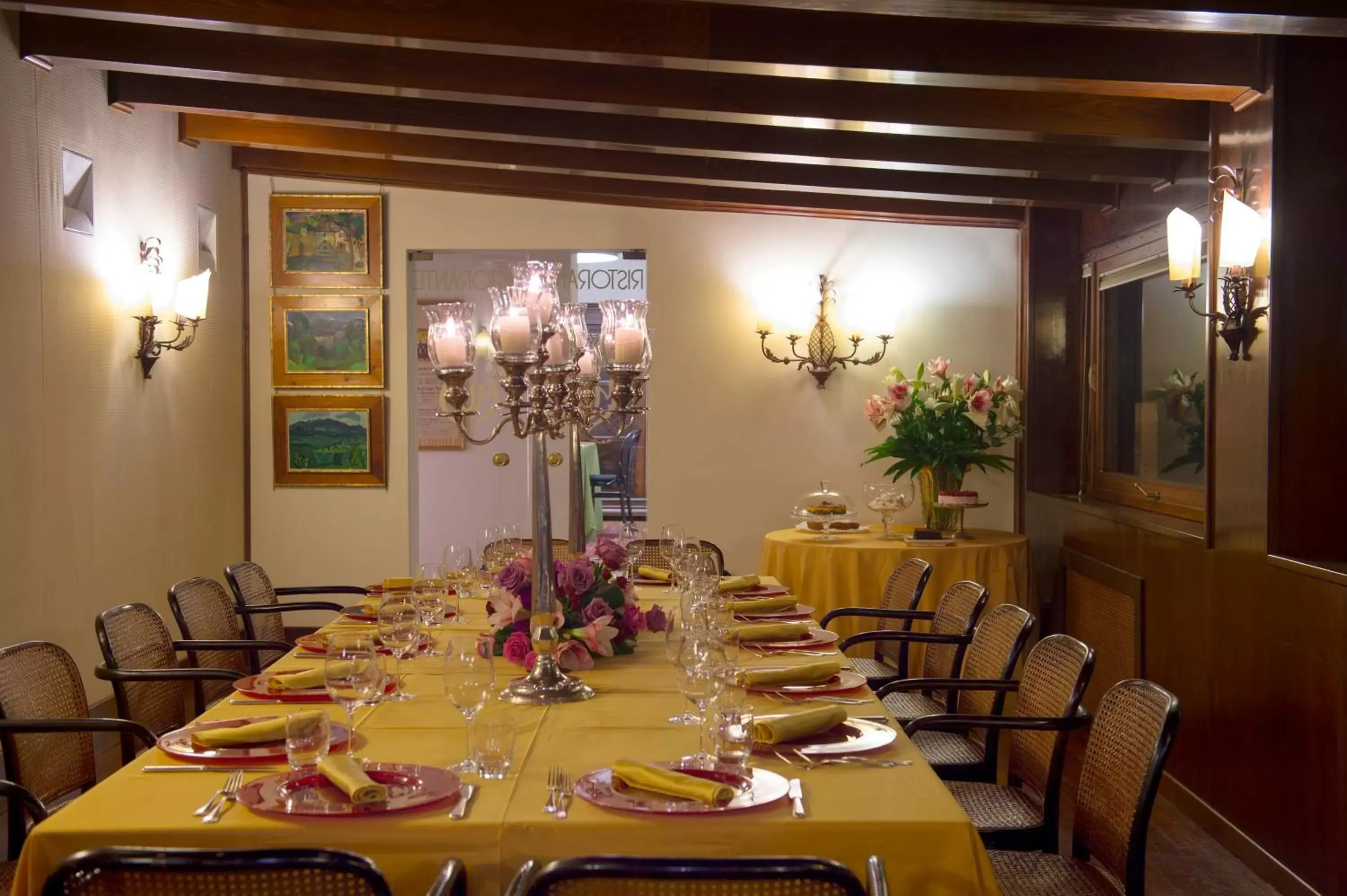 Restaurant/Places to Eat in Hotel Villa Mabapa