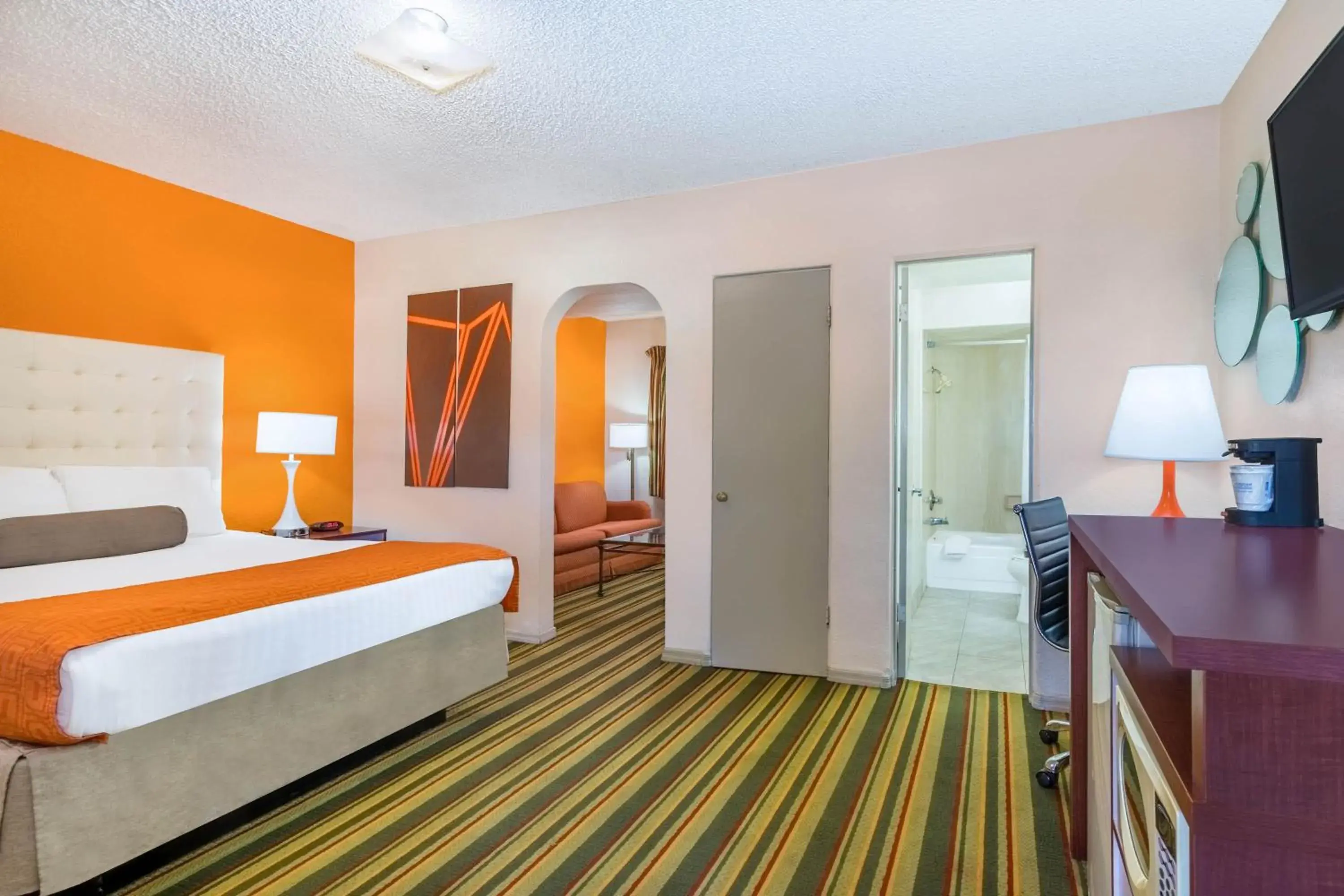 Photo of the whole room, Bed in Howard Johnson by Wyndham Phoenix Airport/Downtown Area