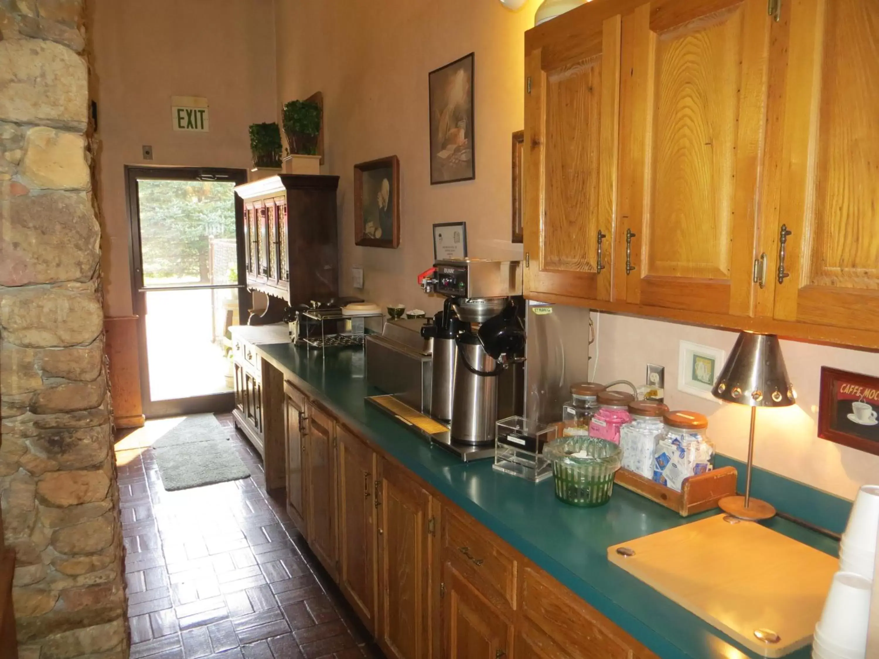 Lobby or reception, Kitchen/Kitchenette in Americourt Hotel - Mountain City