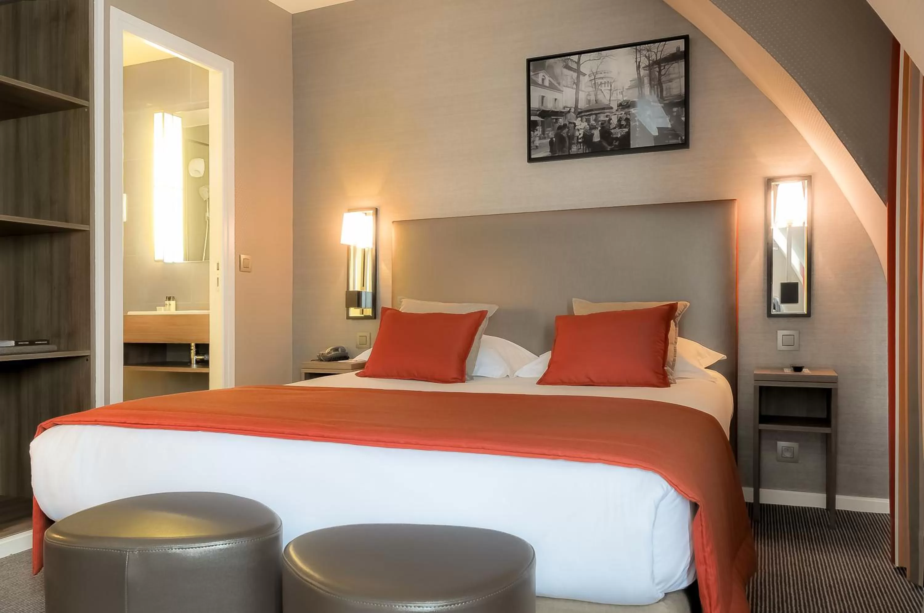 Bed in Hôtel Marais Bastille