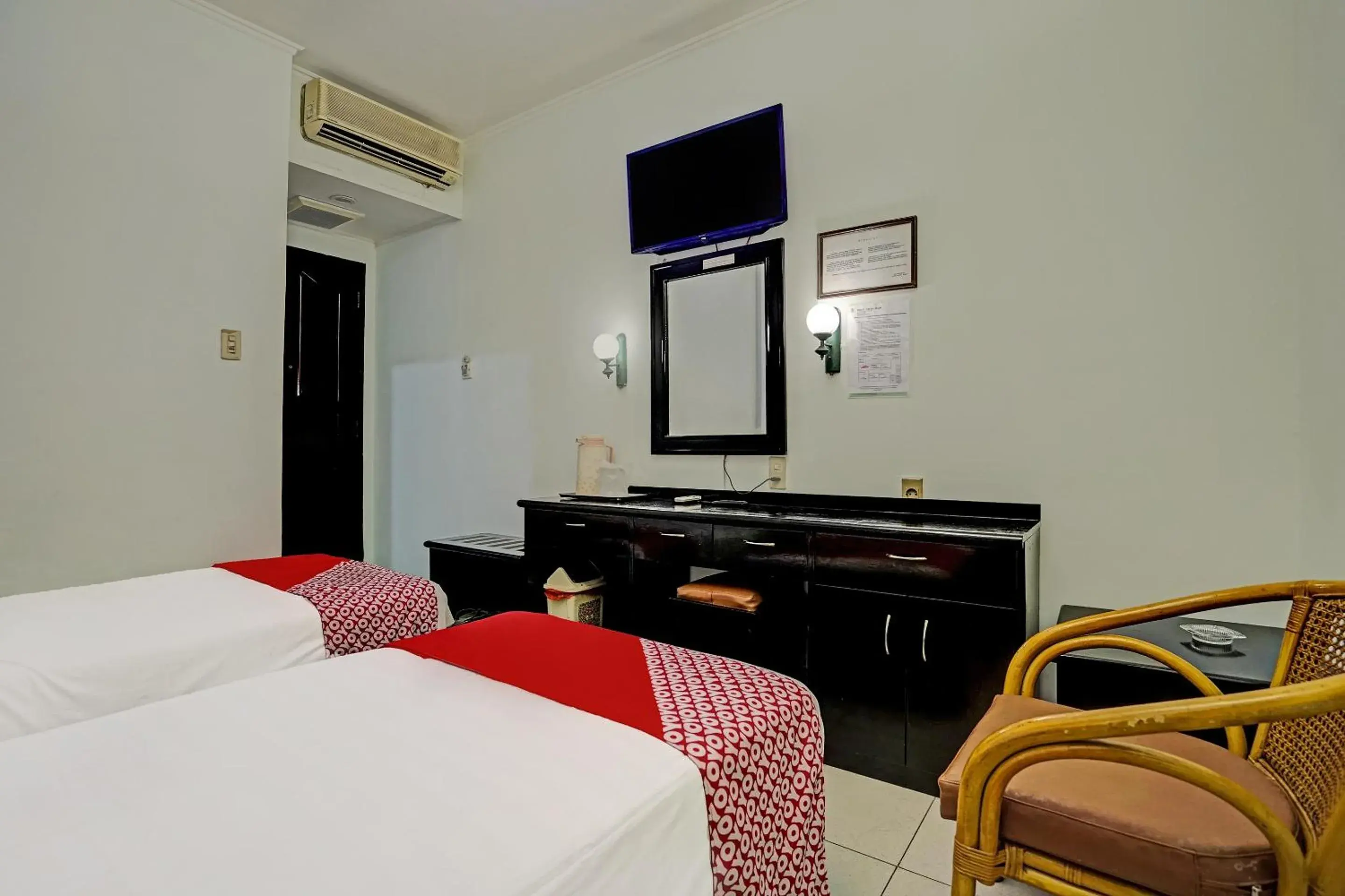 Bedroom, TV/Entertainment Center in SUPER OYO 91805 Hotel Wisma Bari