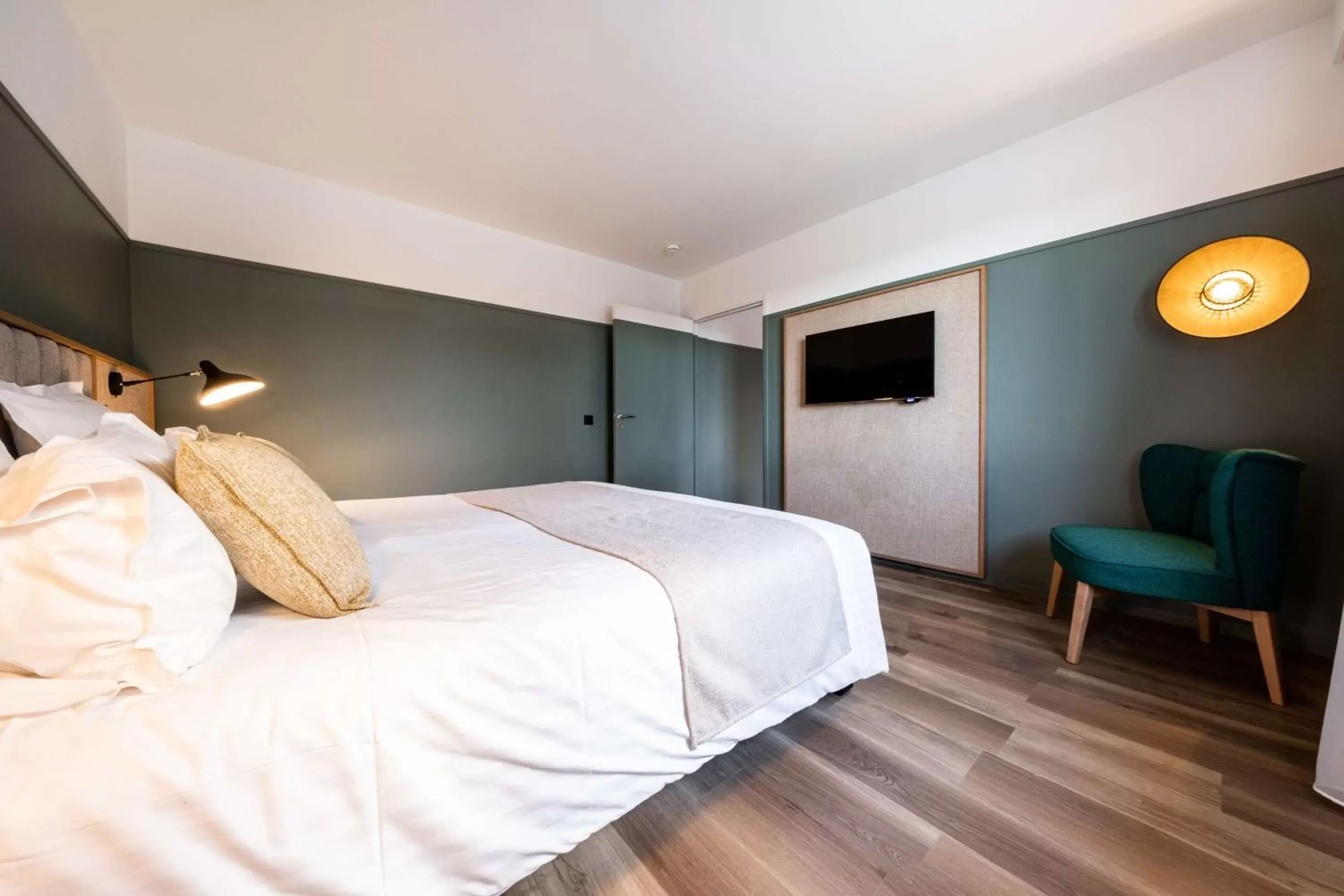 Bedroom, Bed in Best Western Plus l'Orée Paris Sud
