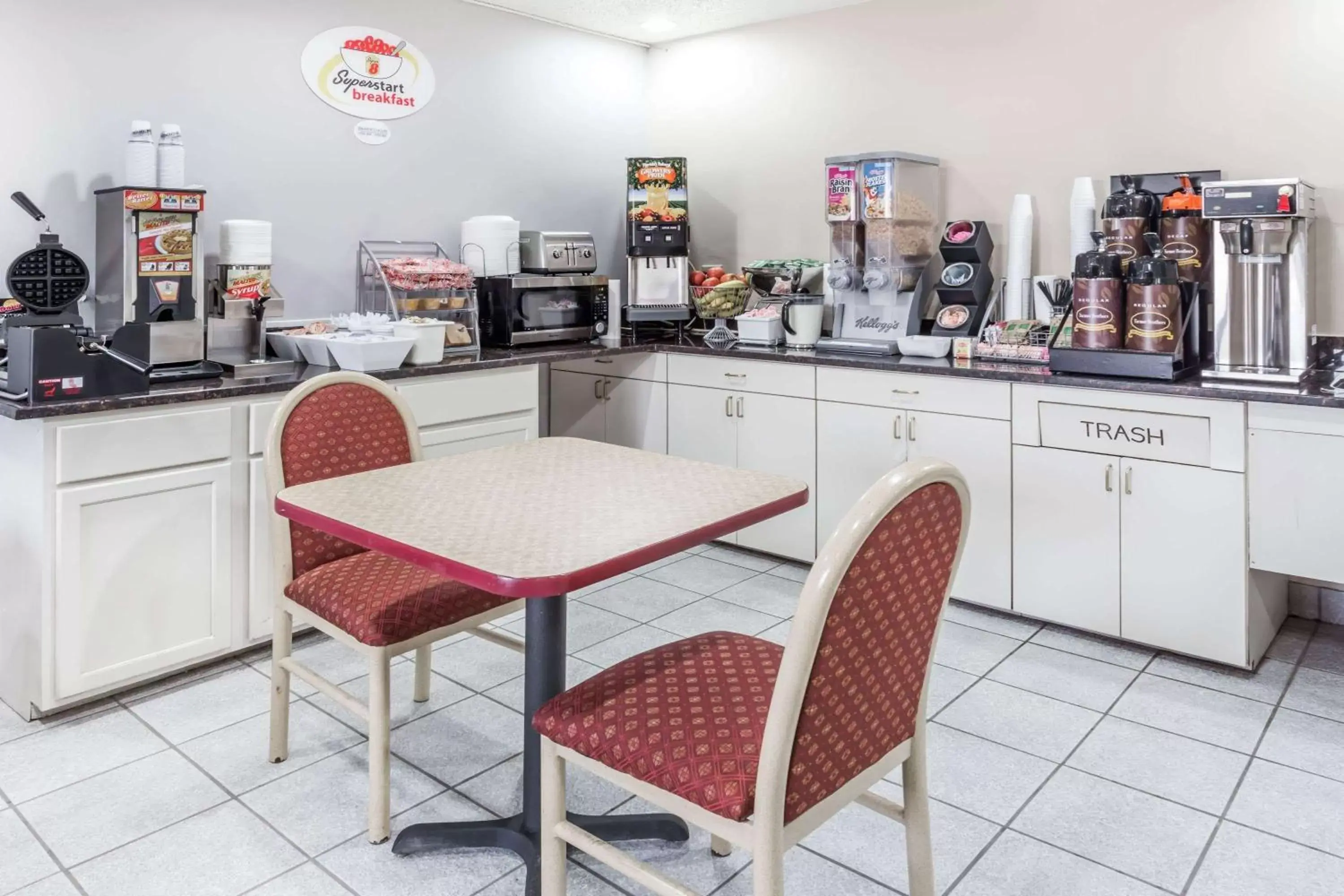 Restaurant/Places to Eat in Super 8 by Wyndham Mundelein/Libertyville Area