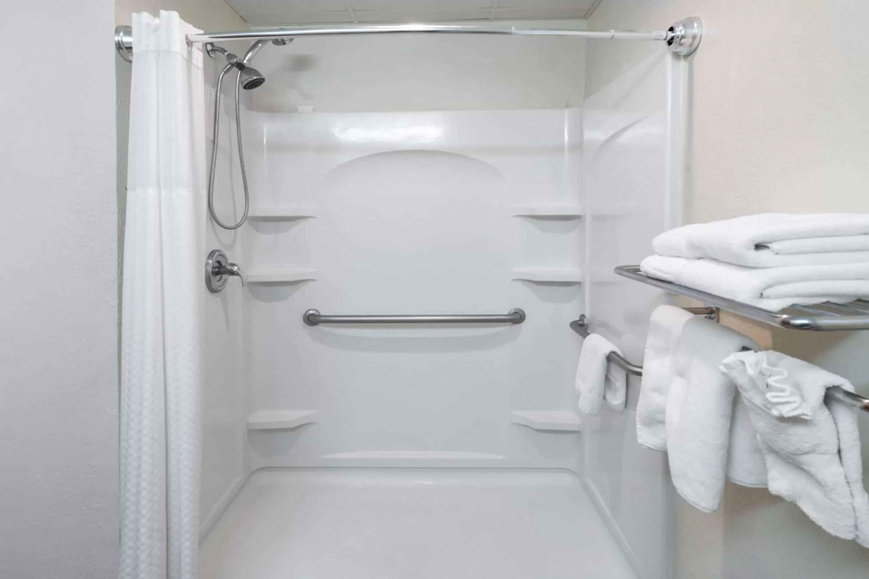 Shower, Bathroom in Baymont by Wyndham Hinesville Fort Stewart Area