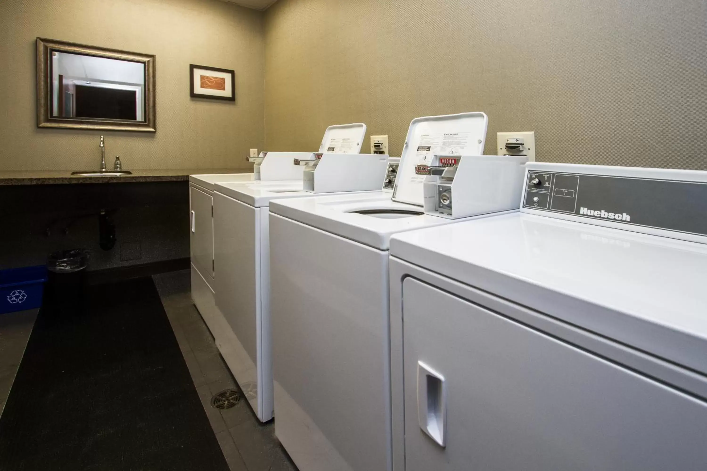 washing machine, Kitchen/Kitchenette in Comfort Suites Kelowna