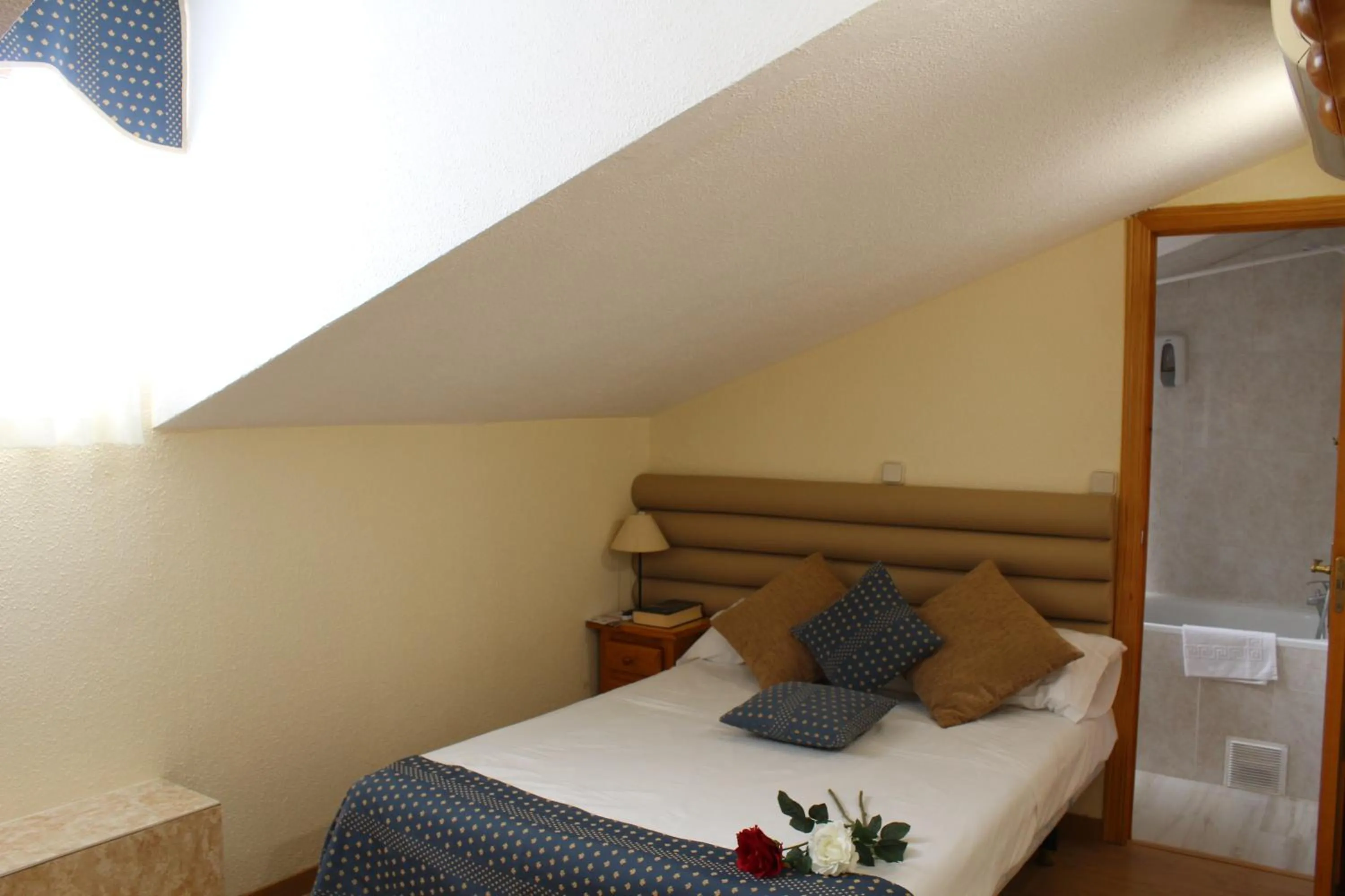 Bedroom, Bed in Hotel Cuatro Caños