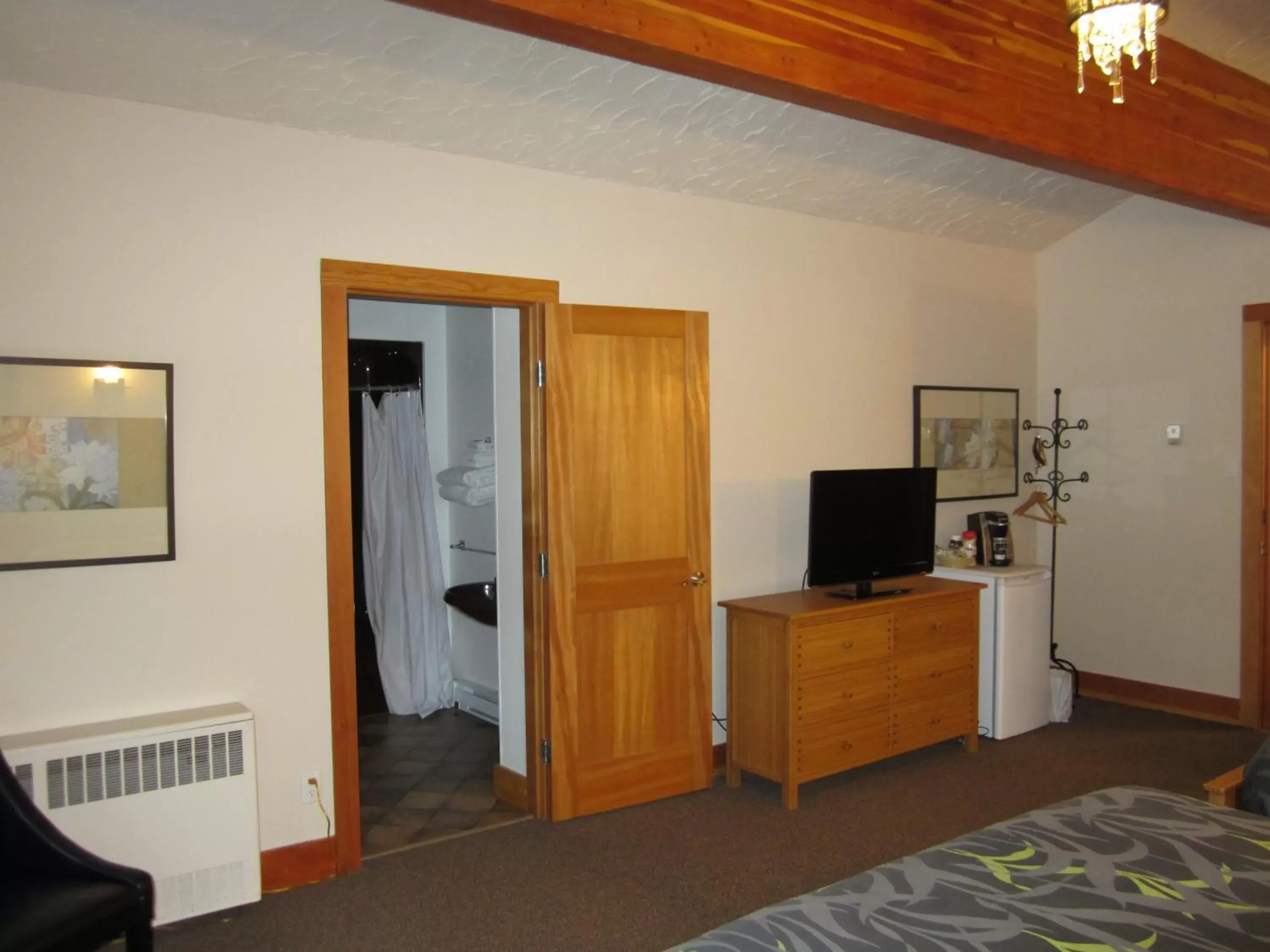 Bedroom, TV/Entertainment Center in The Lodge At Skeena Landing