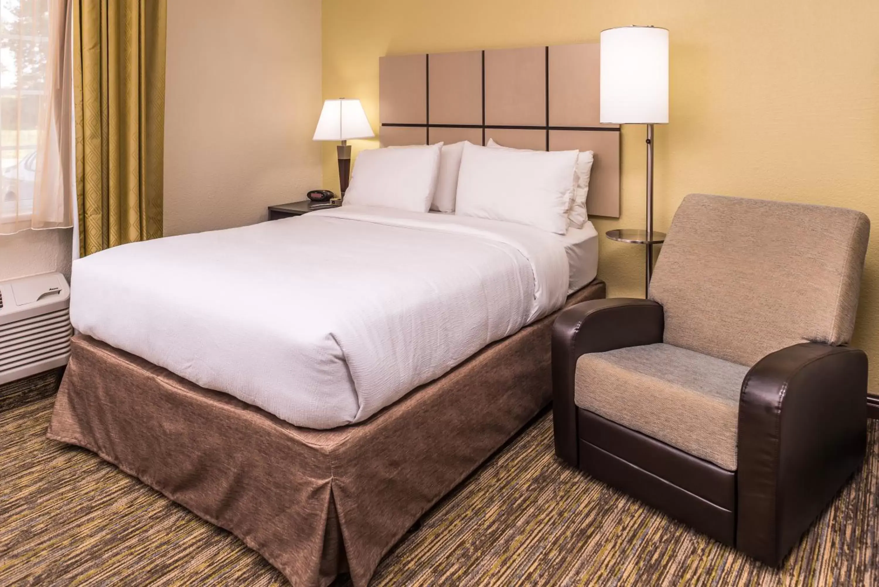 Photo of the whole room, Bed in Candlewood Suites Kansas City, an IHG Hotel