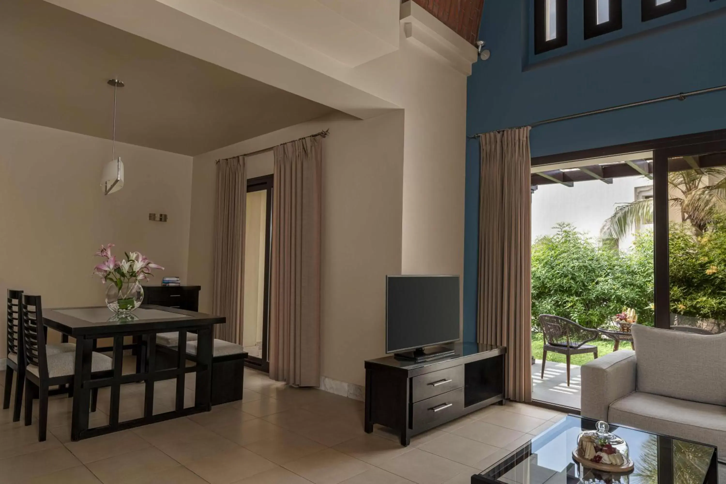 Living room, TV/Entertainment Center in The Cove Rotana Resort - Ras Al Khaimah