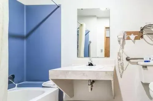 Bathroom in Rodeway Inn Enumclaw Mount Rainer-Crystal Mountain Area