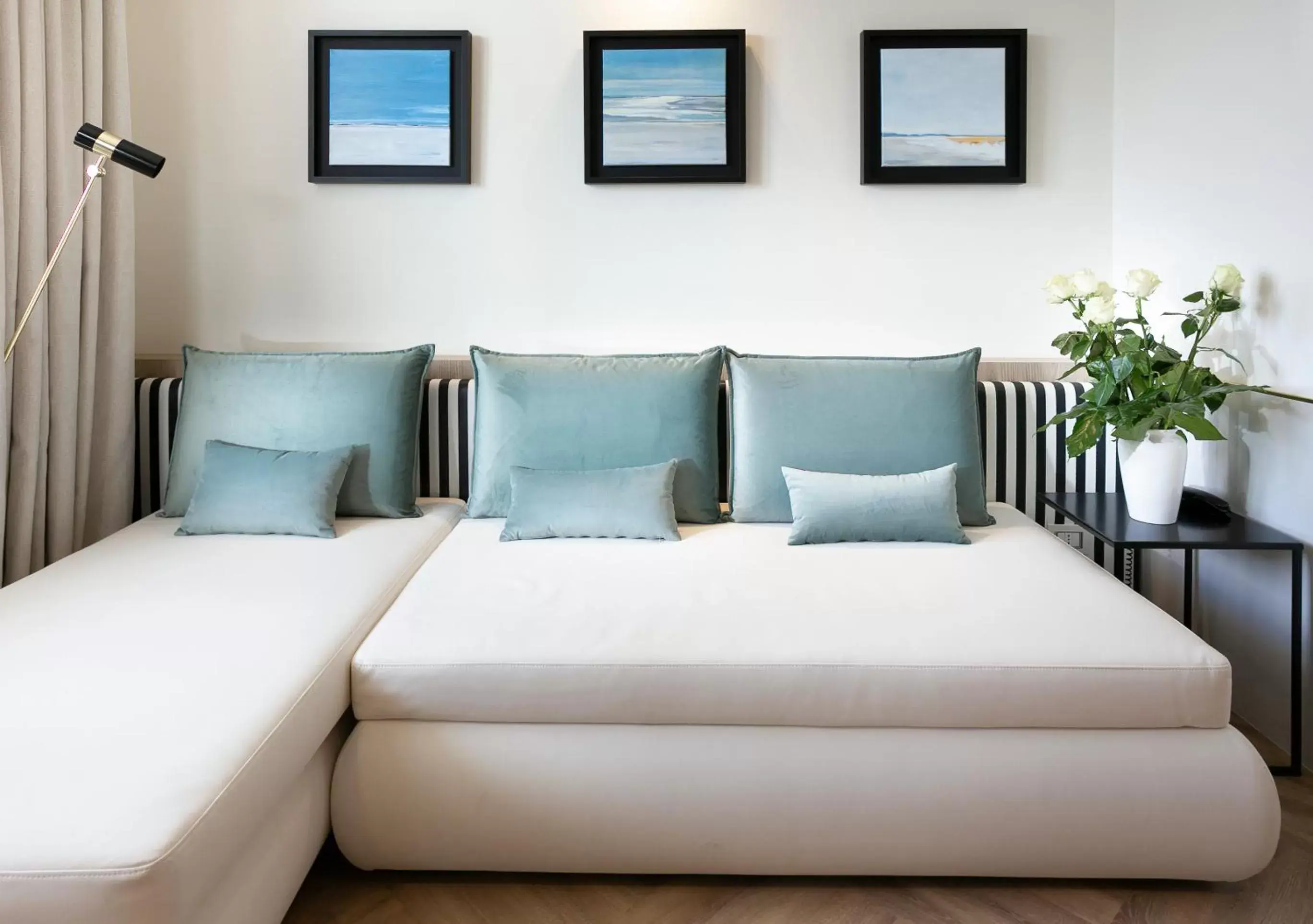 Living room, Bed in Hotel Ambasciatori