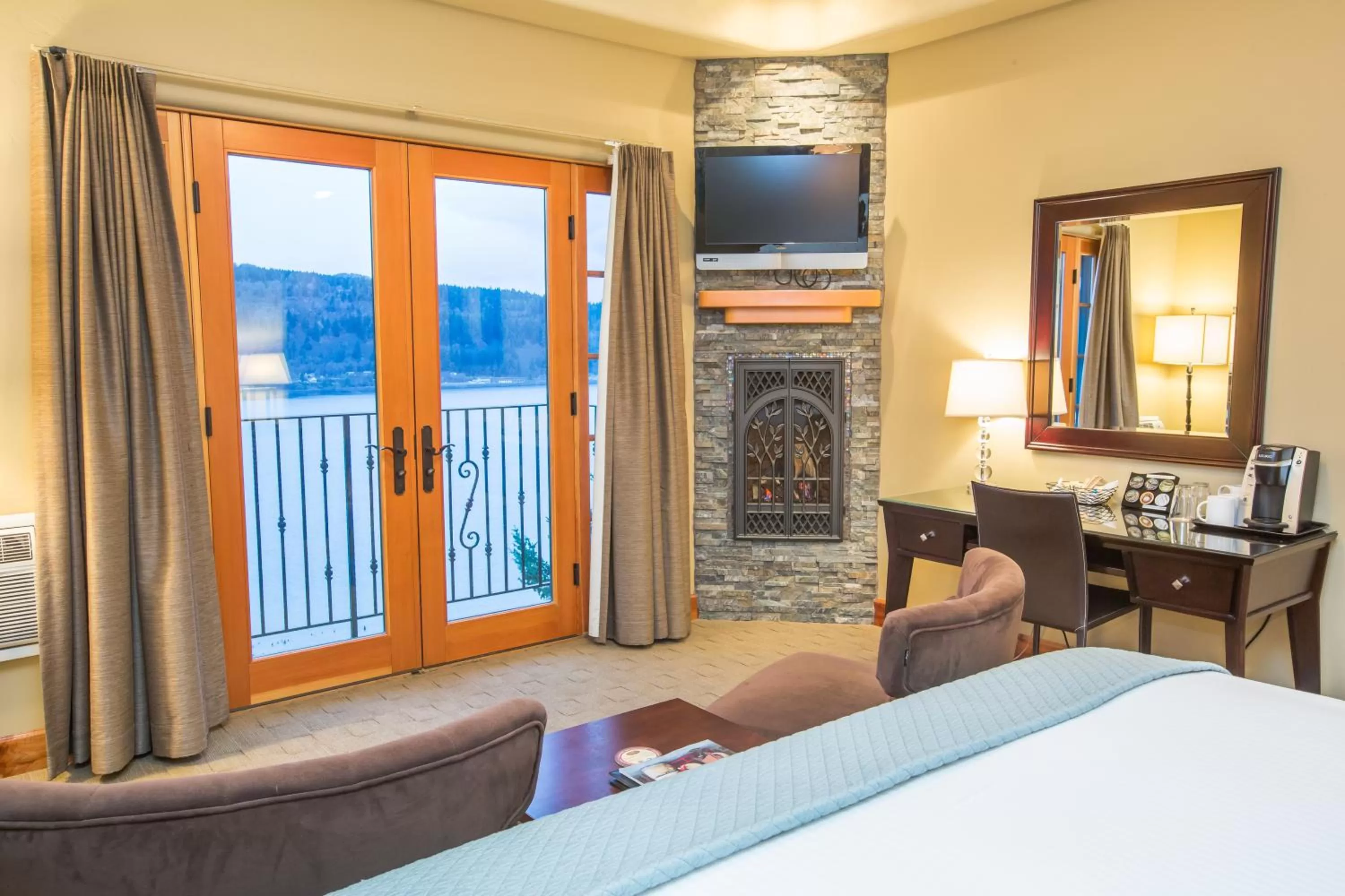 King Room with River View in Columbia Cliff Villas