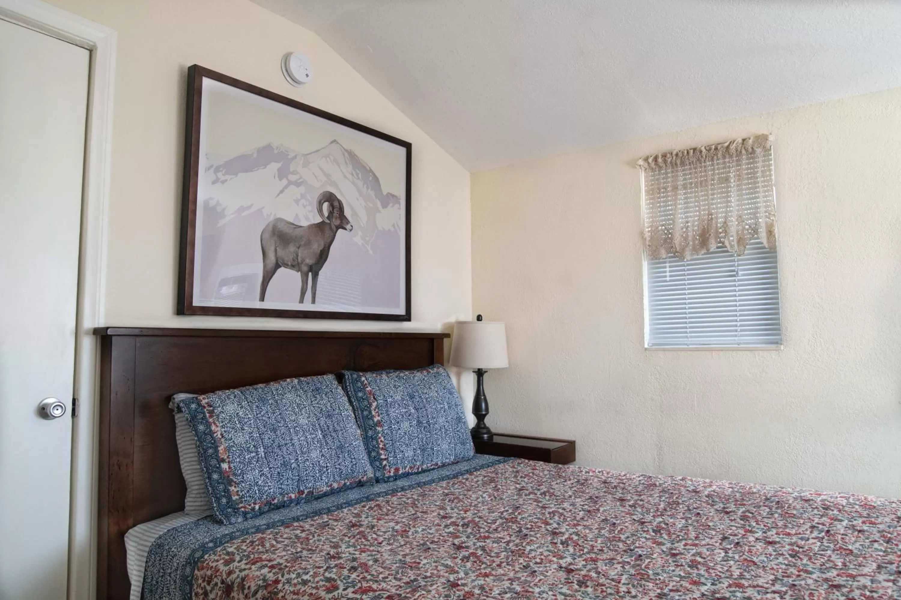 Bed in Mt Williamson Motel and Basecamp