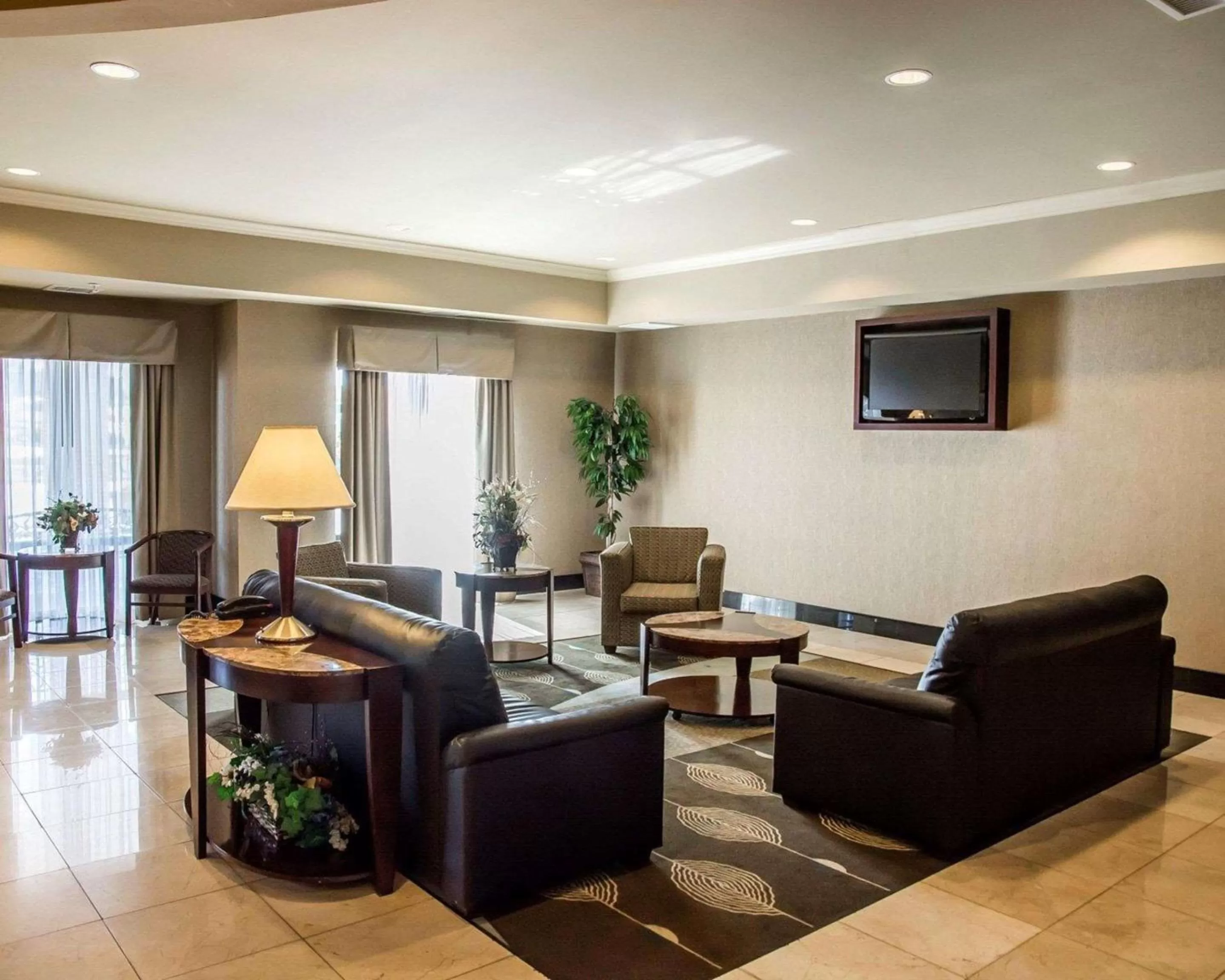 Lobby or reception in Comfort Suites Cincinnati North