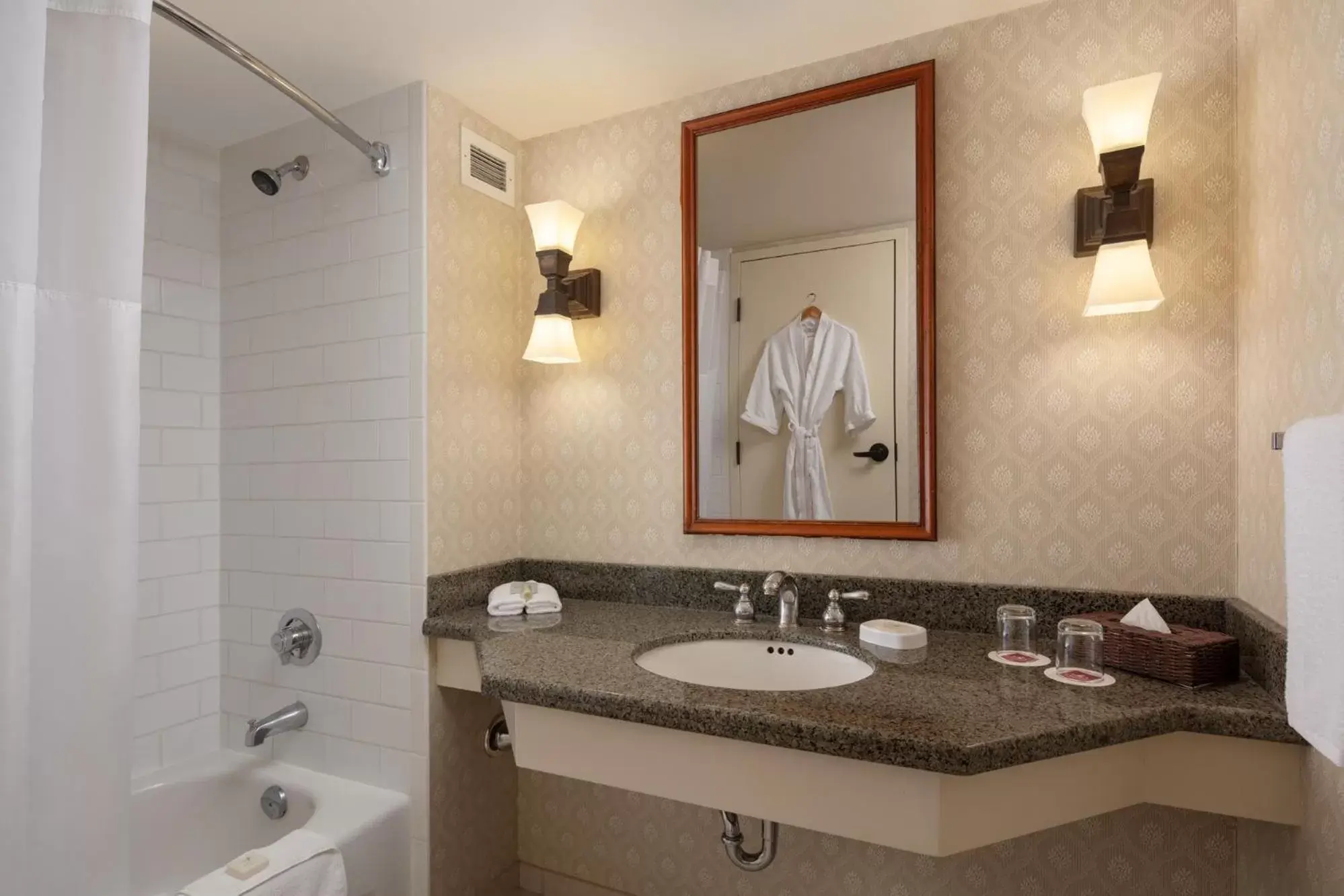 Standard King Room in St. Eugene Golf Resort & Casino Standard King Room in St. Eugene Golf Resort & Casino