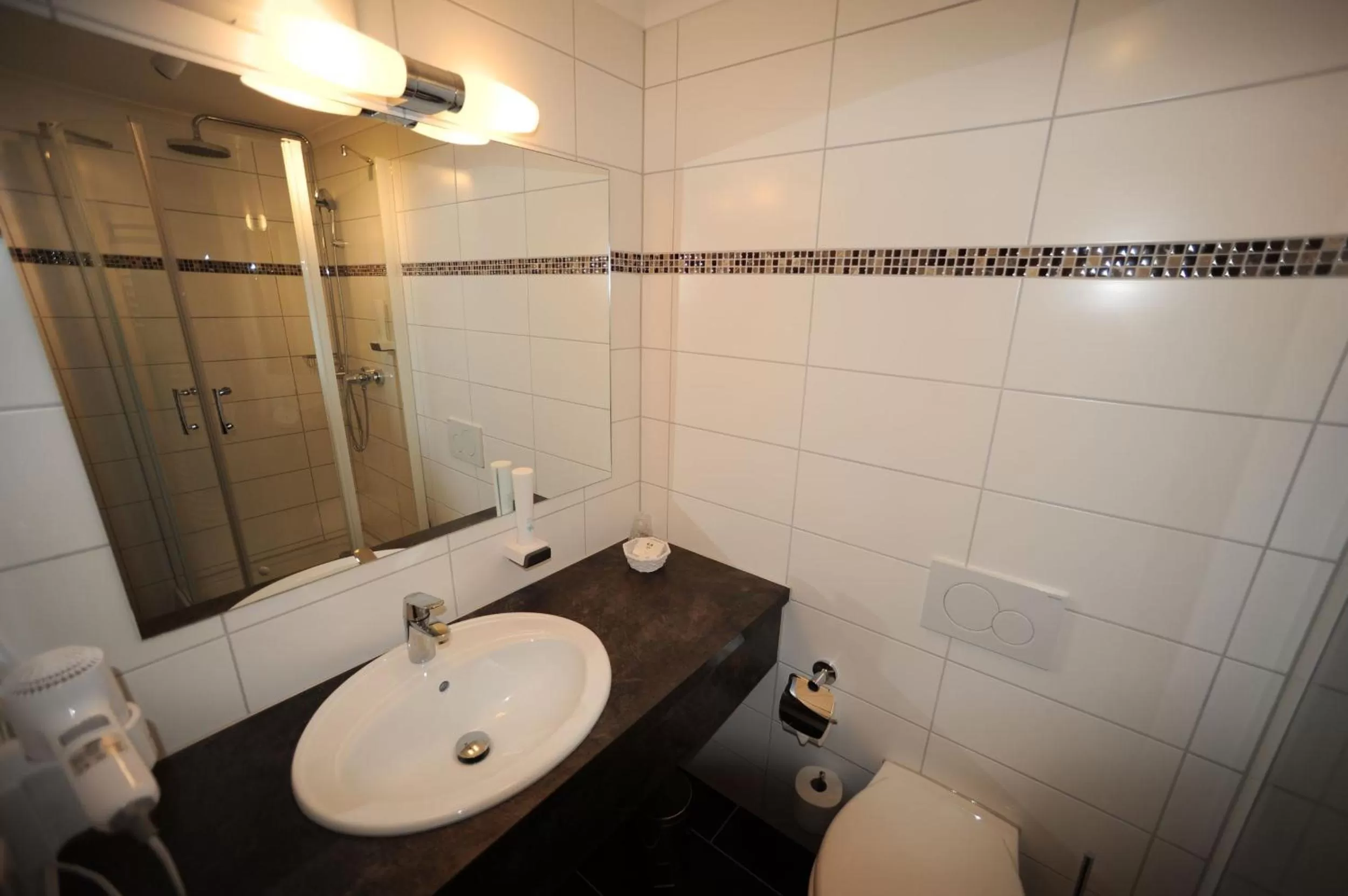 Shower in Hotel Post - regionales großes Frühstücksbuffet - auch GF & LF