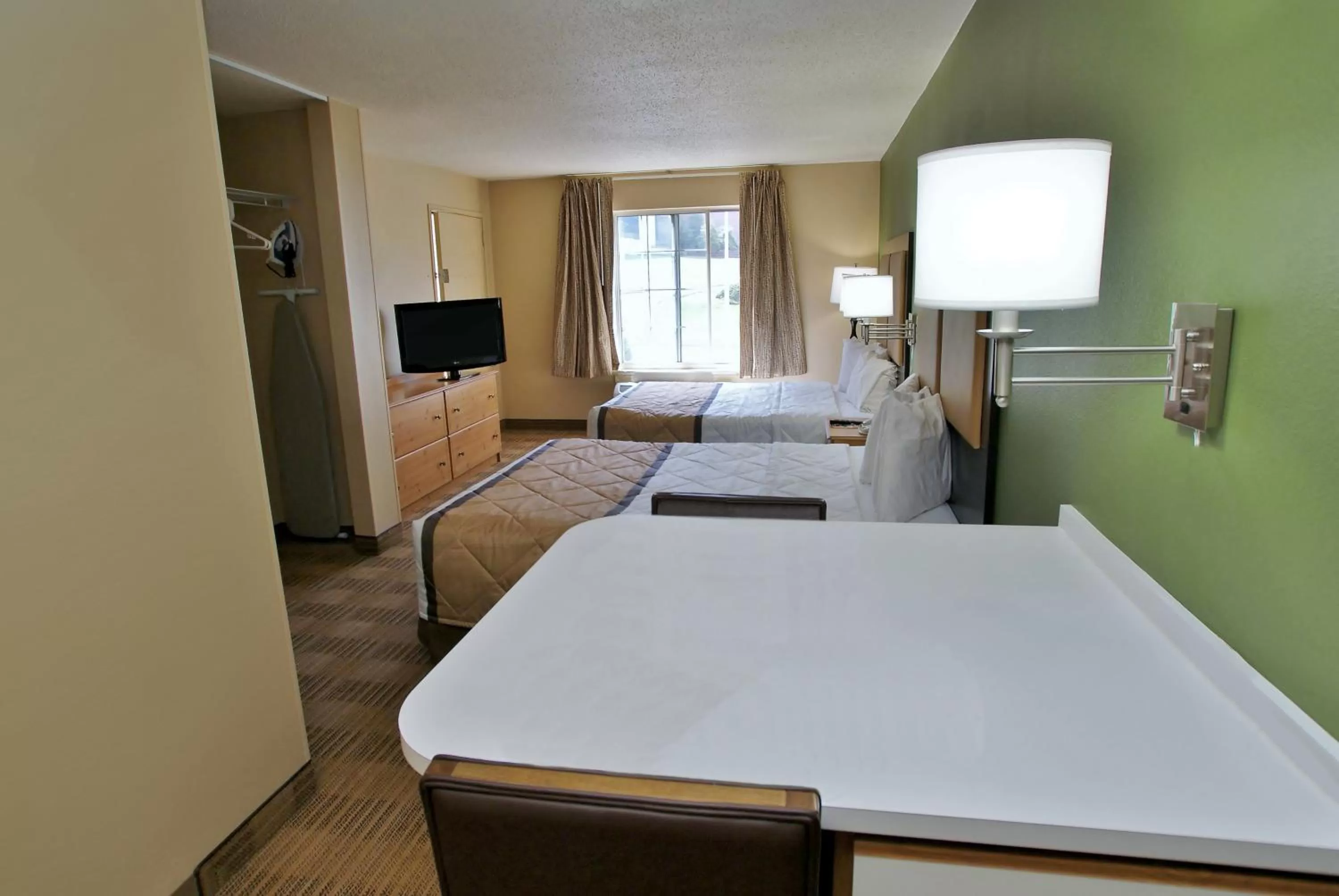 TV and multimedia, Bed in Extended Stay America Select Suites - Atlanta - Cumberland Mall