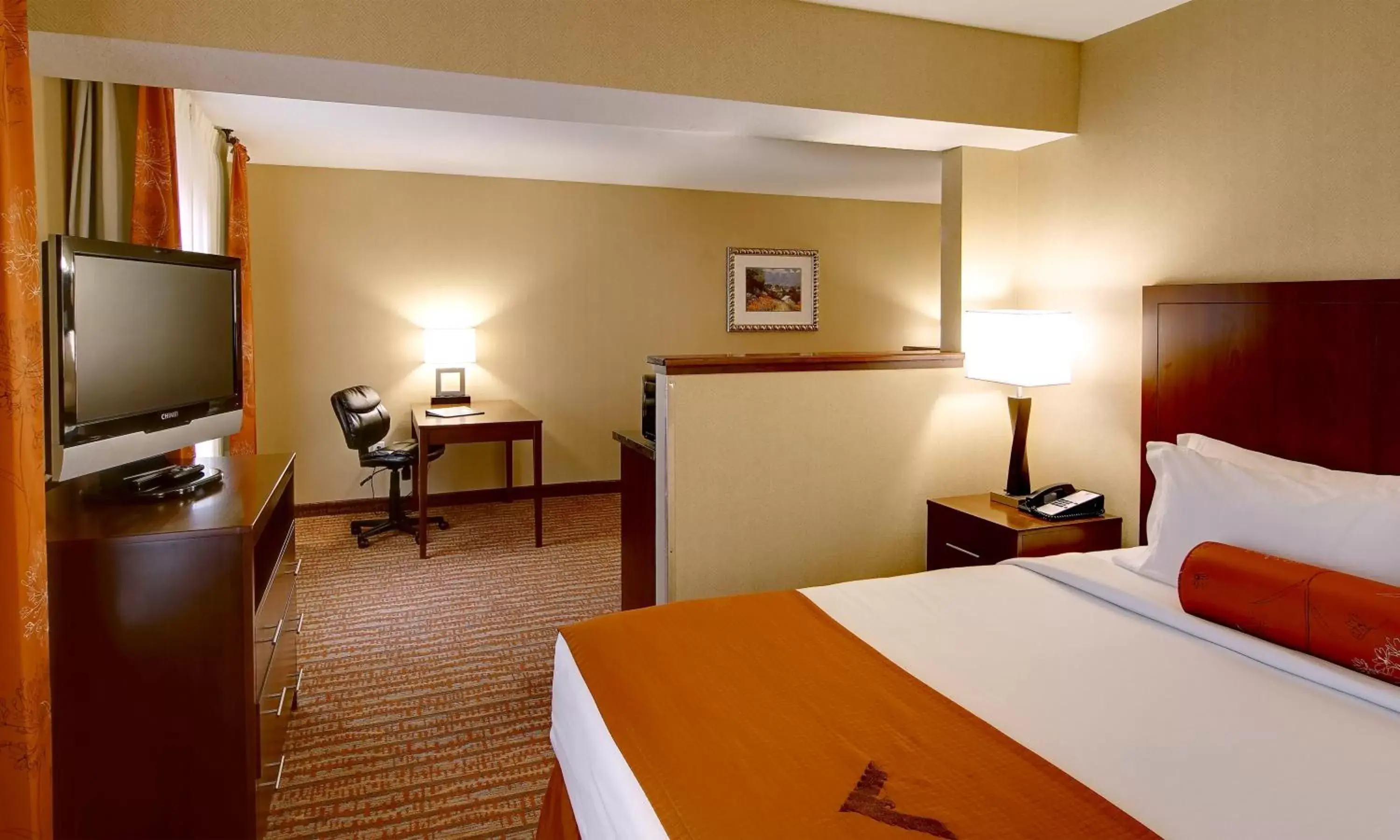Bedroom, Bed in Phoenix Inn Suites Albany
