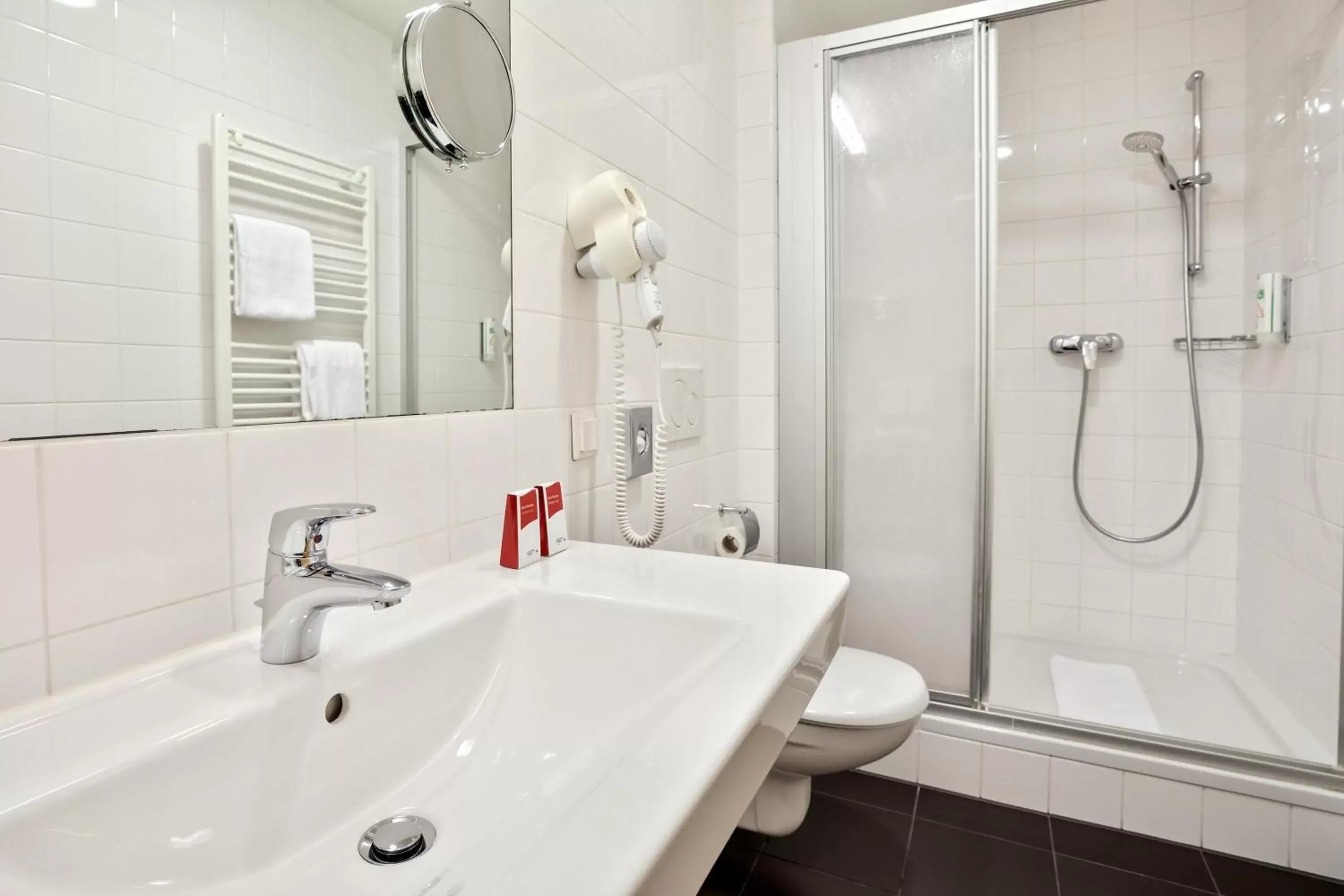 Shower, Bathroom in Austria Trend Hotel beim Theresianum Wien