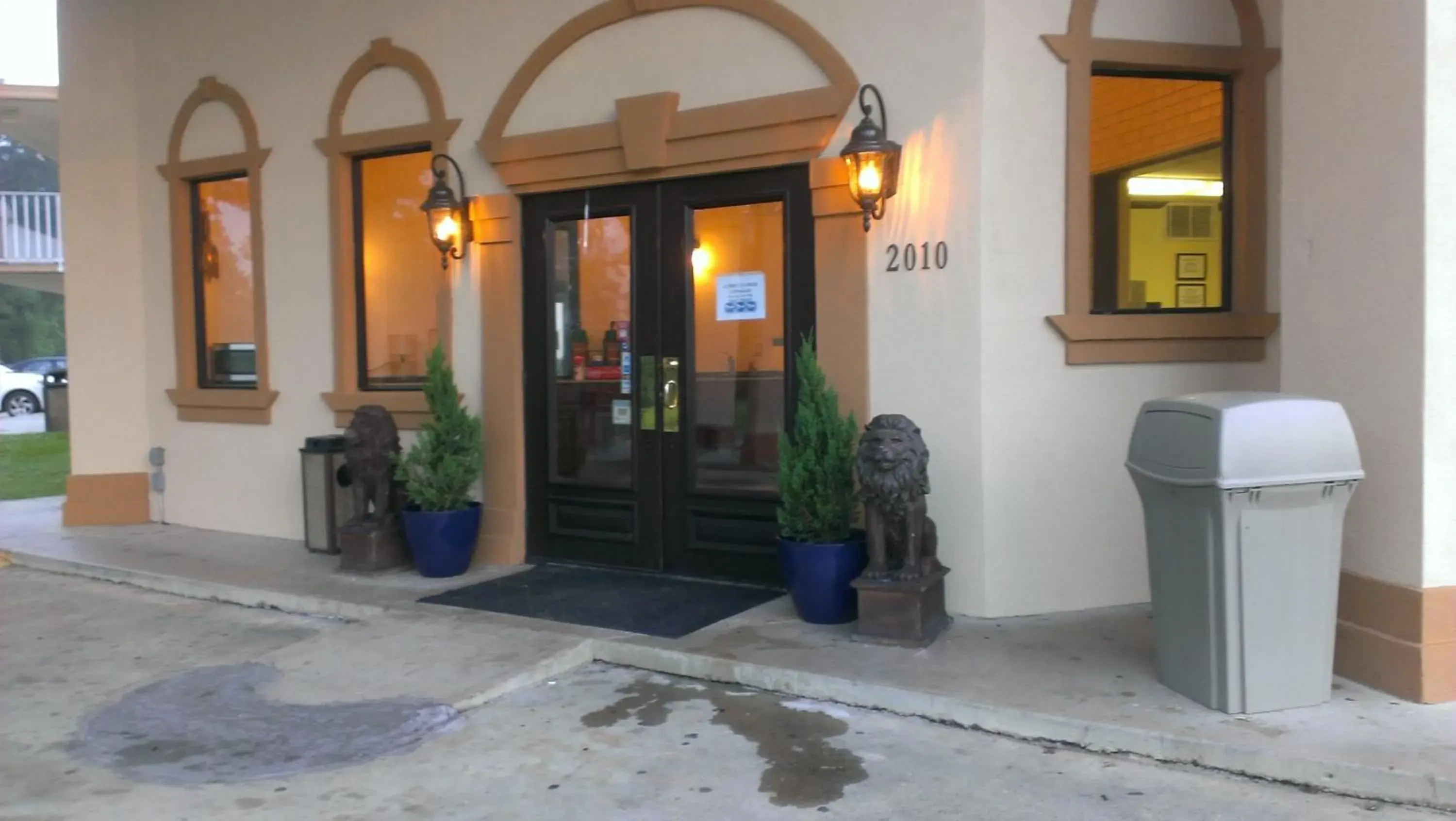 Facade/entrance in Calloway Inn and Suites