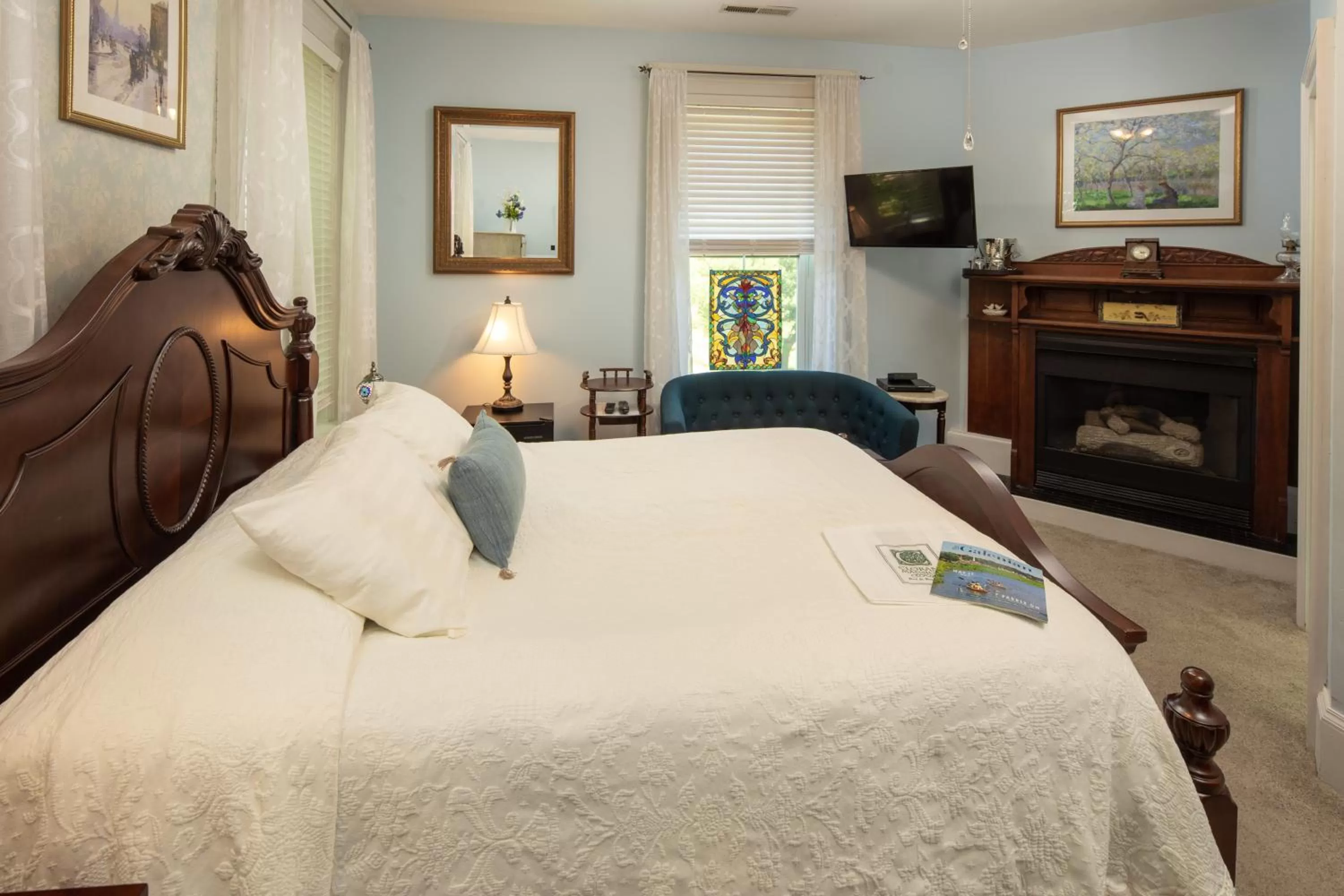 Bed in Cloran Mansion Bed & Breakfast