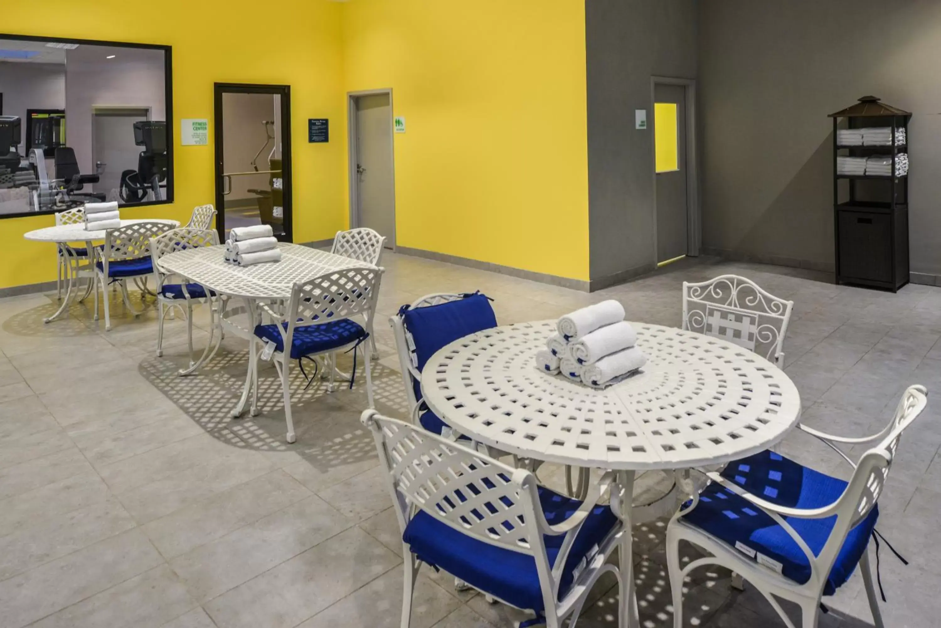 Swimming pool, Dining Area in Holiday Inn Richardson, an IHG Hotel