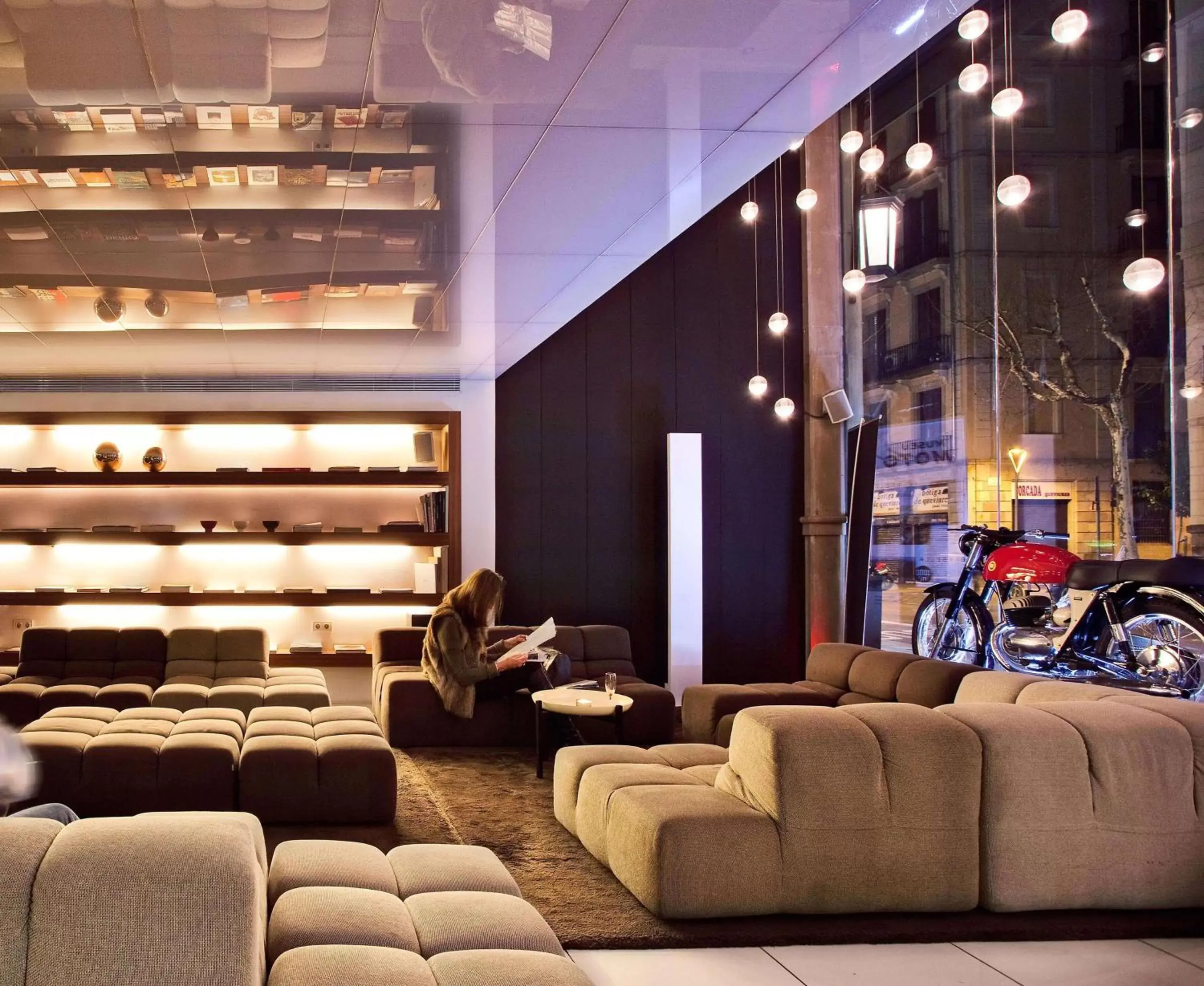 Lobby or reception, Lounge/Bar in Alexandra Barcelona Hotel, Curio Collection by Hilton
