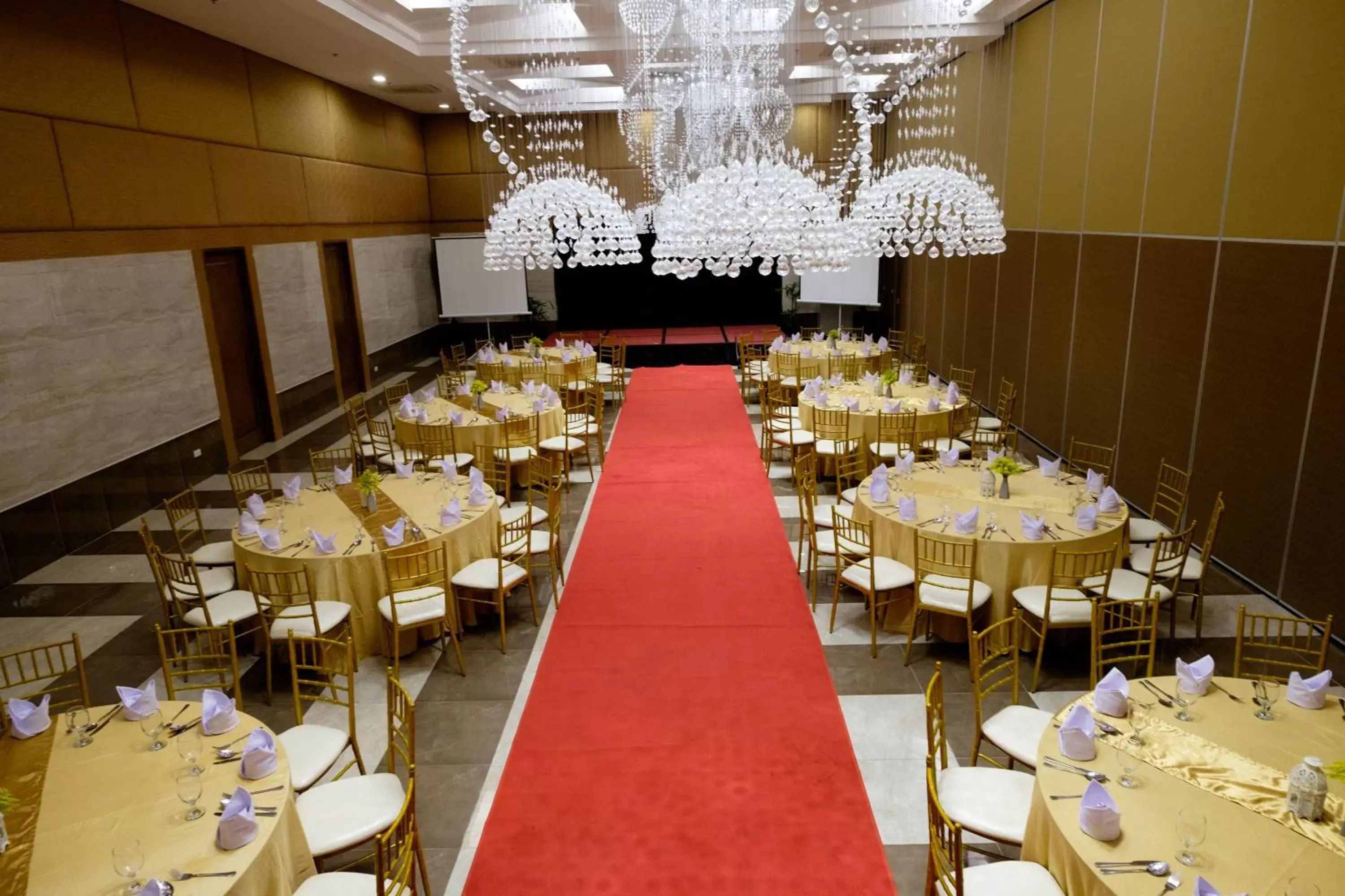 Banquet/Function facilities, Restaurant/Places to Eat in One Central Hotel & Suites