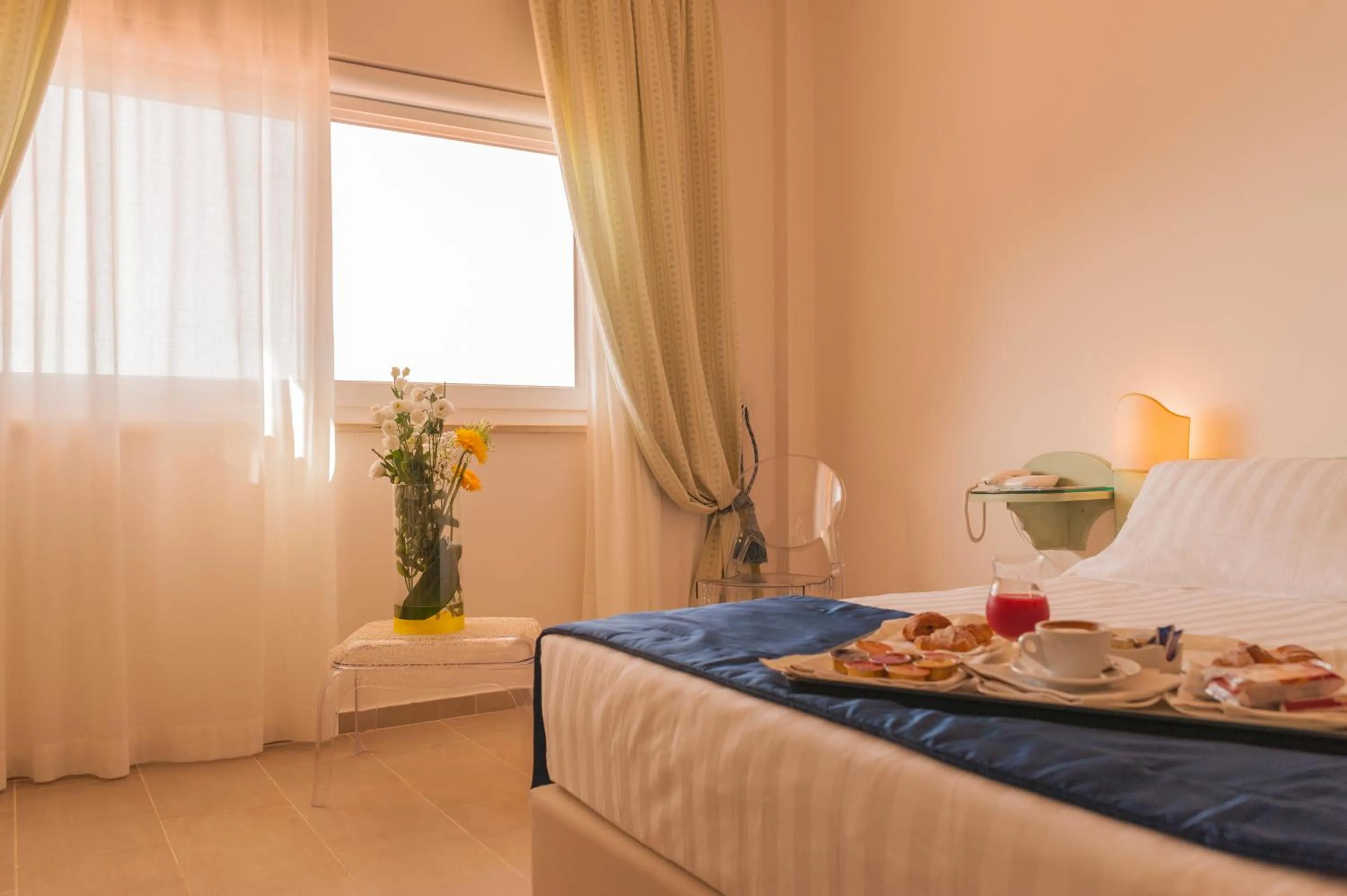 Bedroom, Bed in Summit Hotel