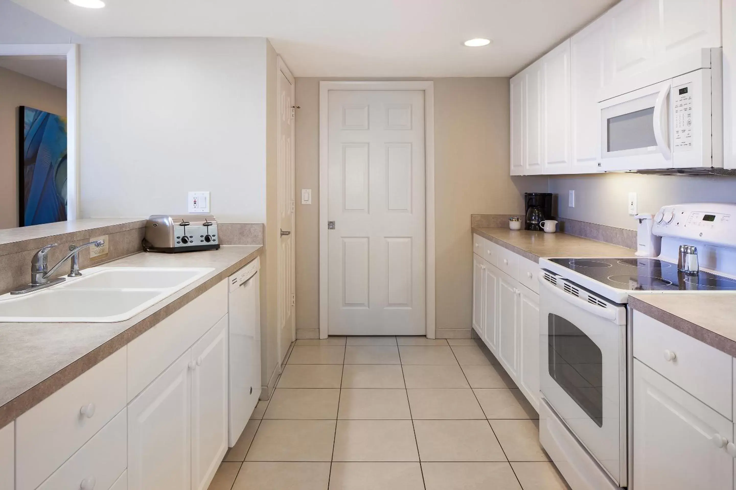 Kitchen or kitchenette, Kitchen/Kitchenette in GullWing Beach Resort