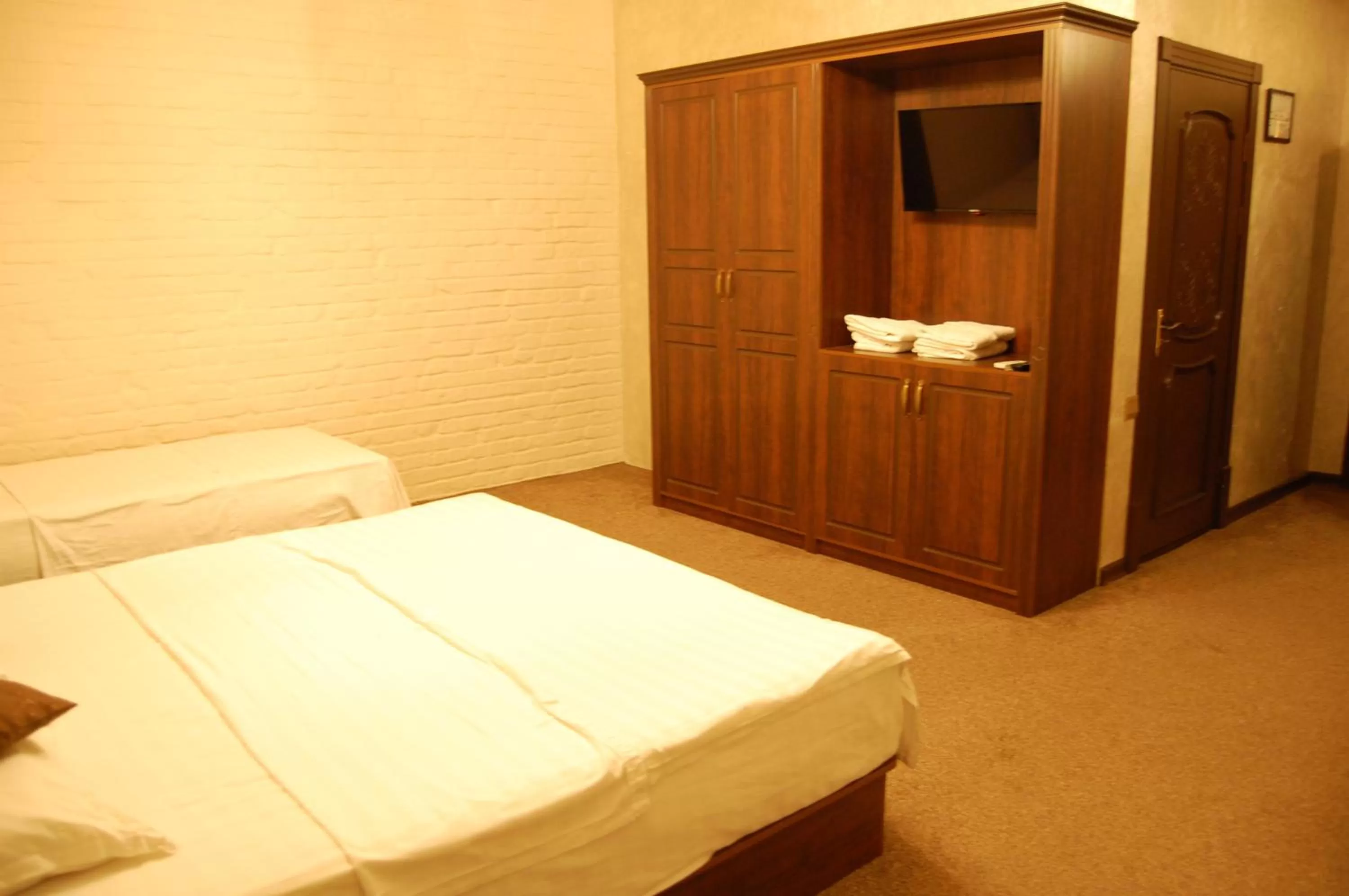 Photo of the whole room, Bed in Usman