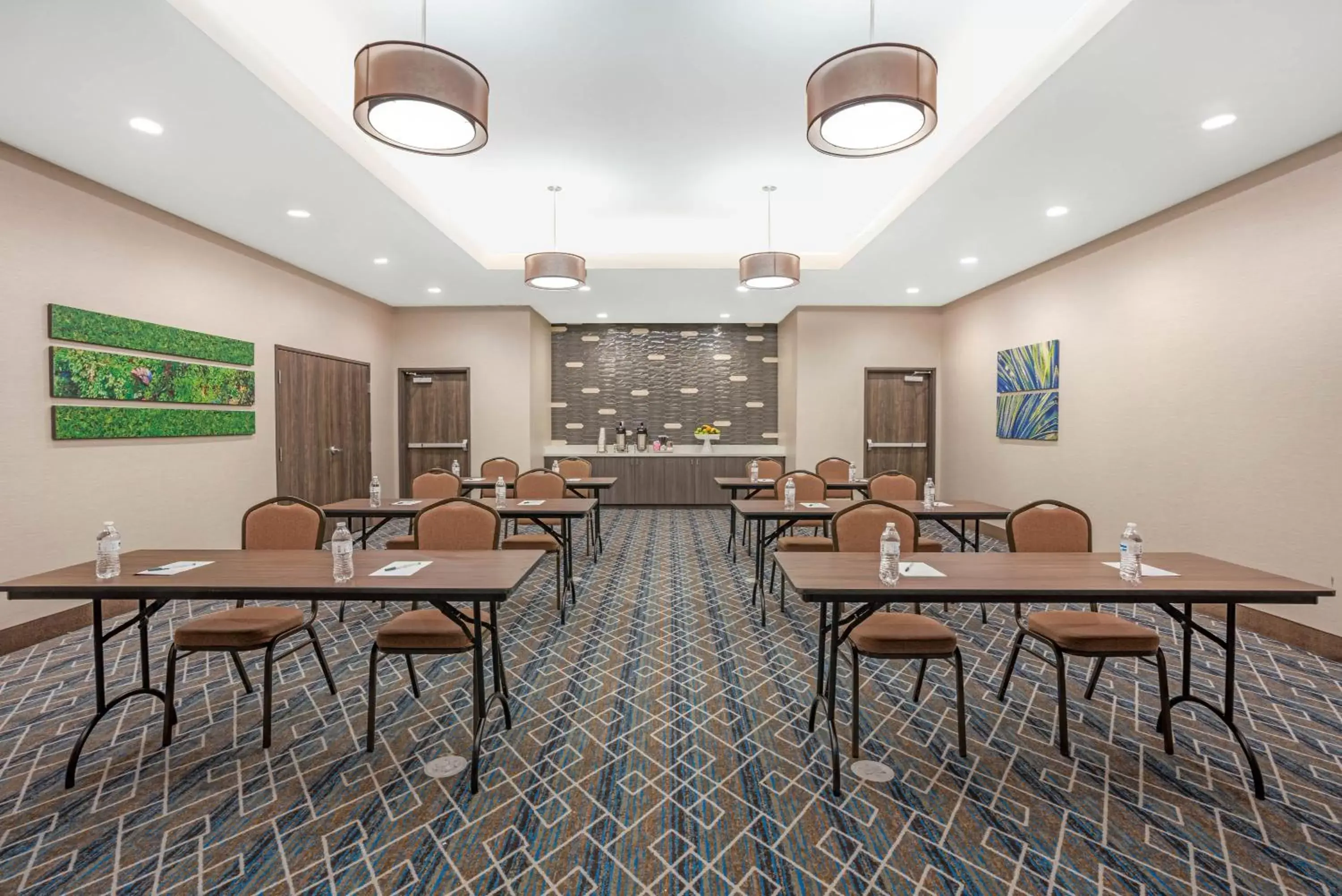 Meeting/conference room, Restaurant/Places to Eat in La Quinta Inn and Suites by Wyndham Houston Spring South