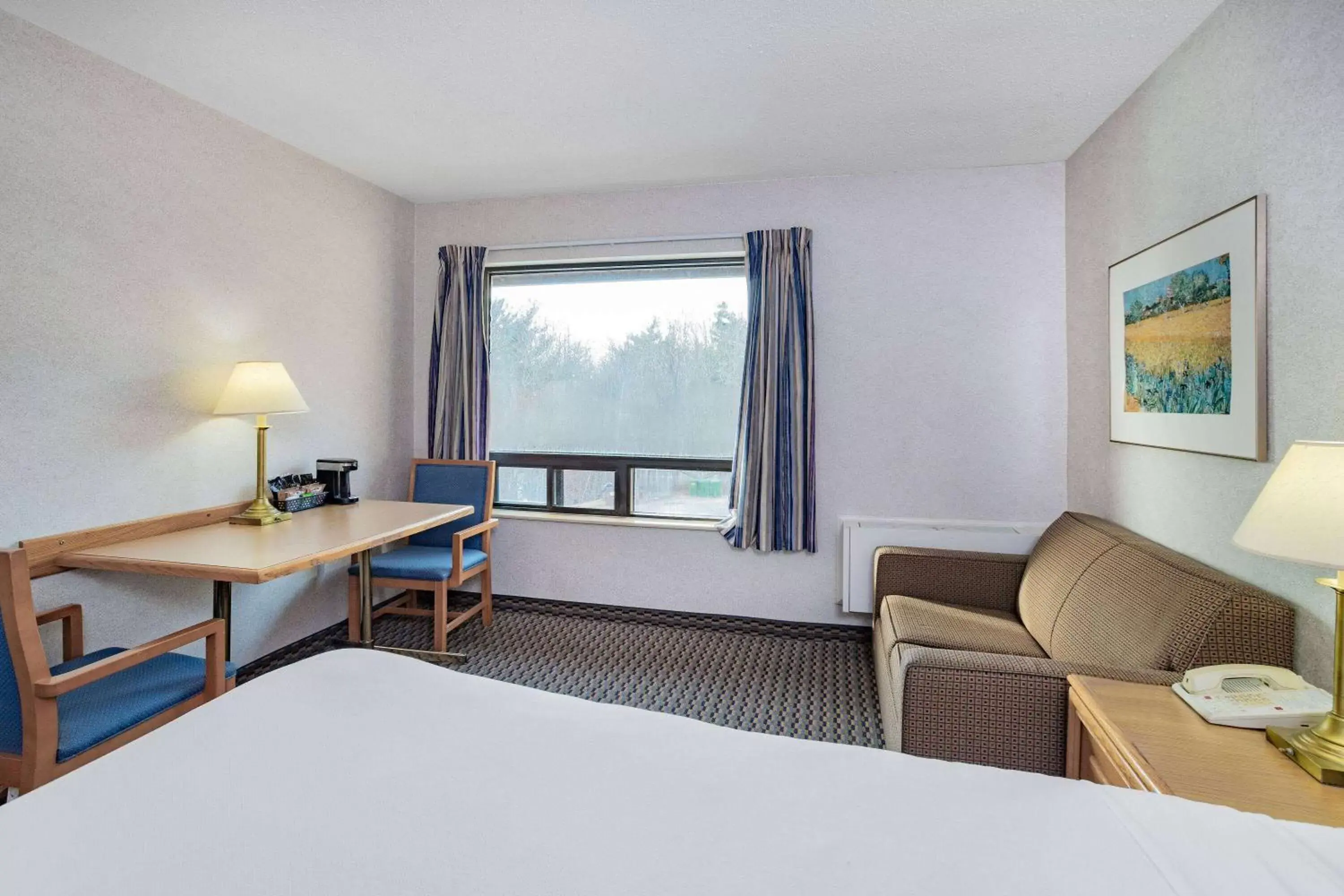 Photo of the whole room, Bed in Travelodge by Wyndham Bridgewater