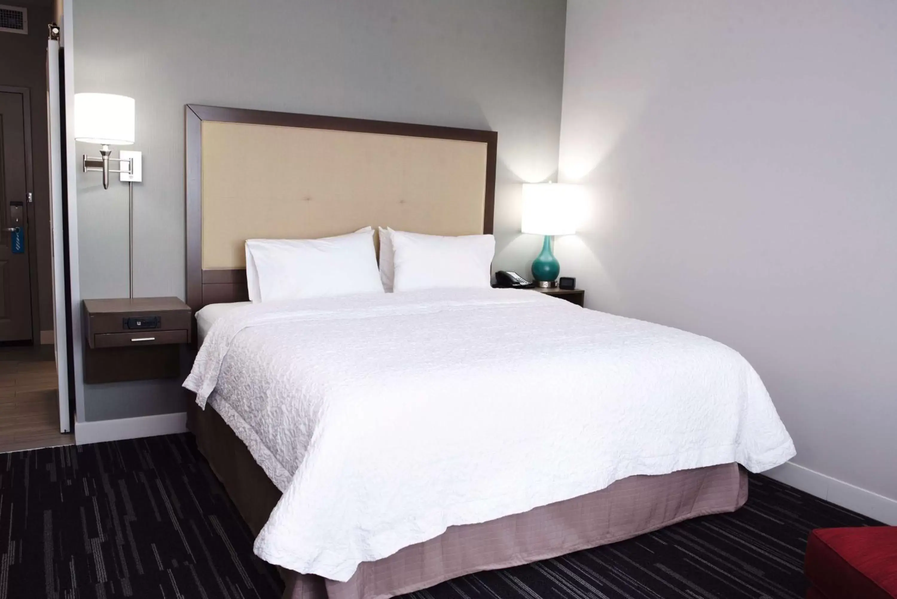 Bed in Hampton Inn By Hilton - Suites Des Moines-Urbandale IA