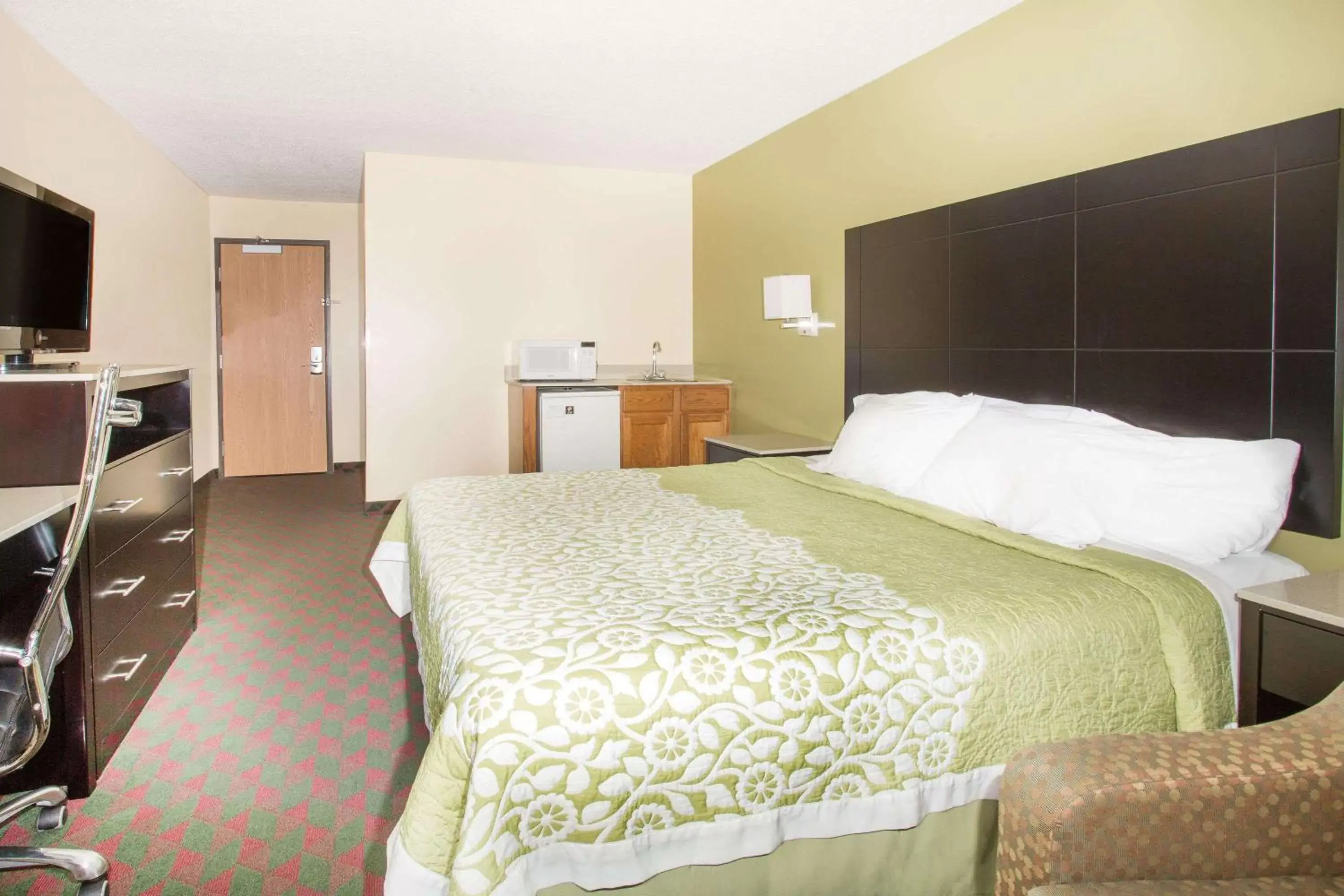 Photo of the whole room, Bed in Days Inn by Wyndham Lexington NE