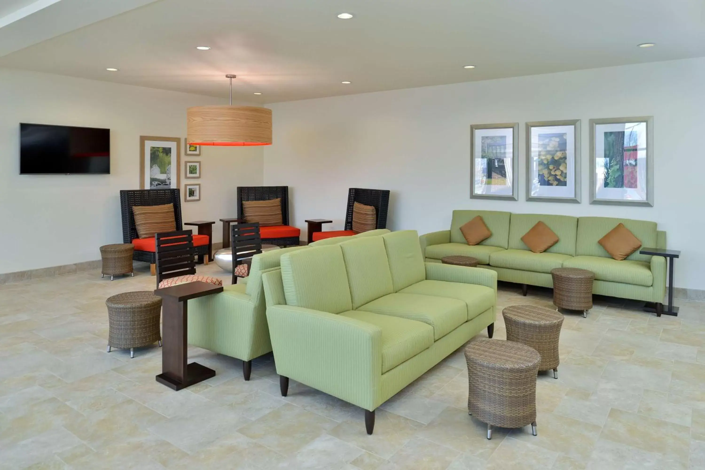 Lounge or bar, Seating Area in Hilton Garden Inn West Chester