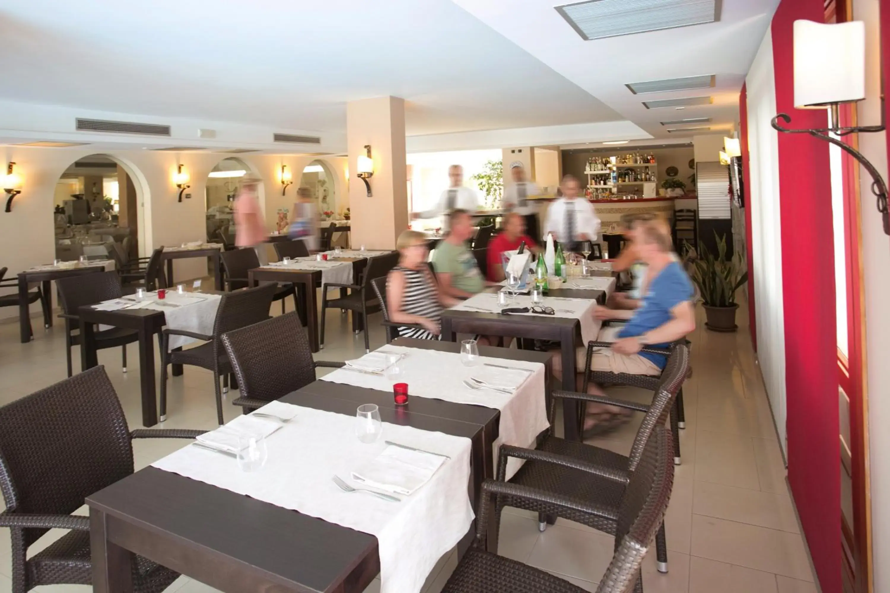 Restaurant/Places to Eat in Hotel Tropis